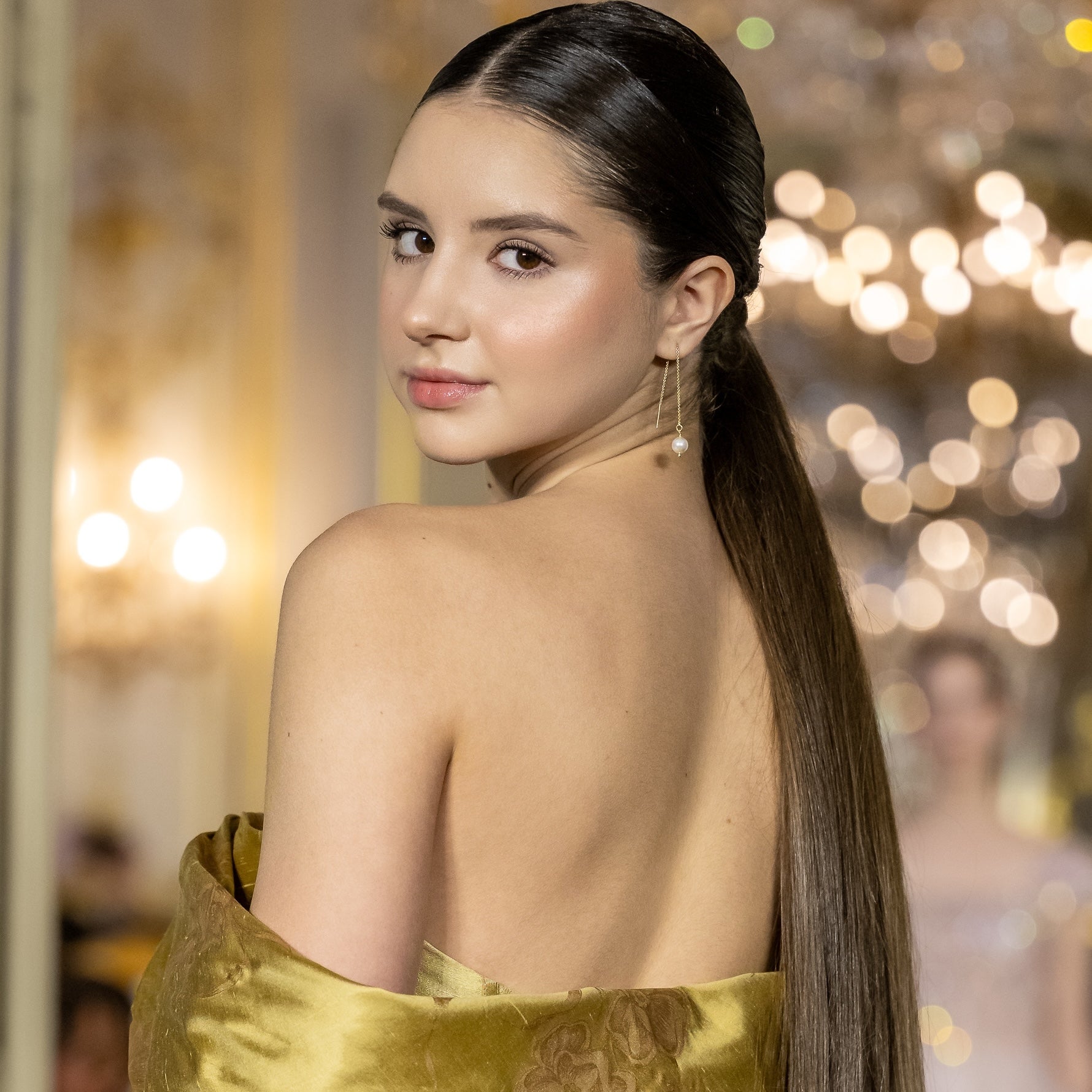 orecchini saliscendi eleganti con perla indossati