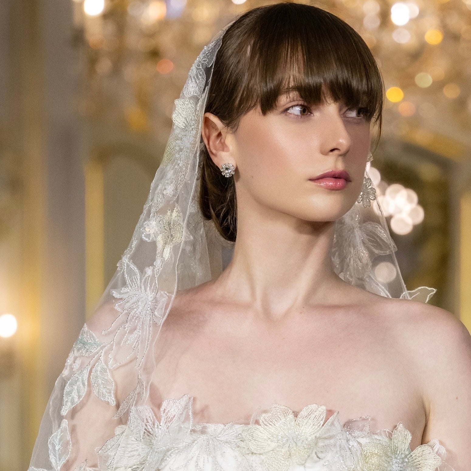 orecchini da sposa a lobo indossati con diamantini di Swarovski