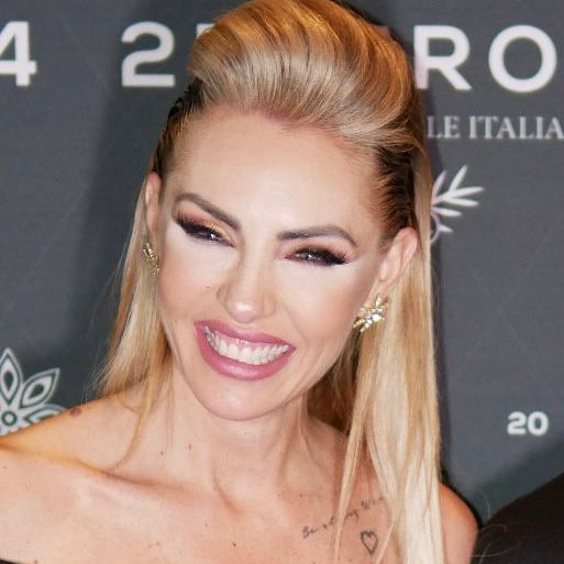 orecchini stella swarovski a lobo indossati da modella