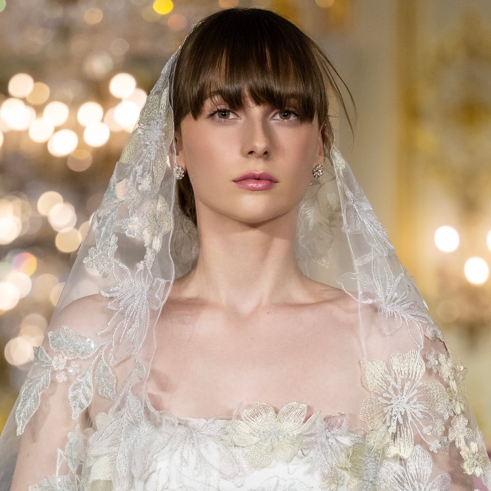 orecchini a lobo in Swarovski a forma di fiore indossati da modella sposa