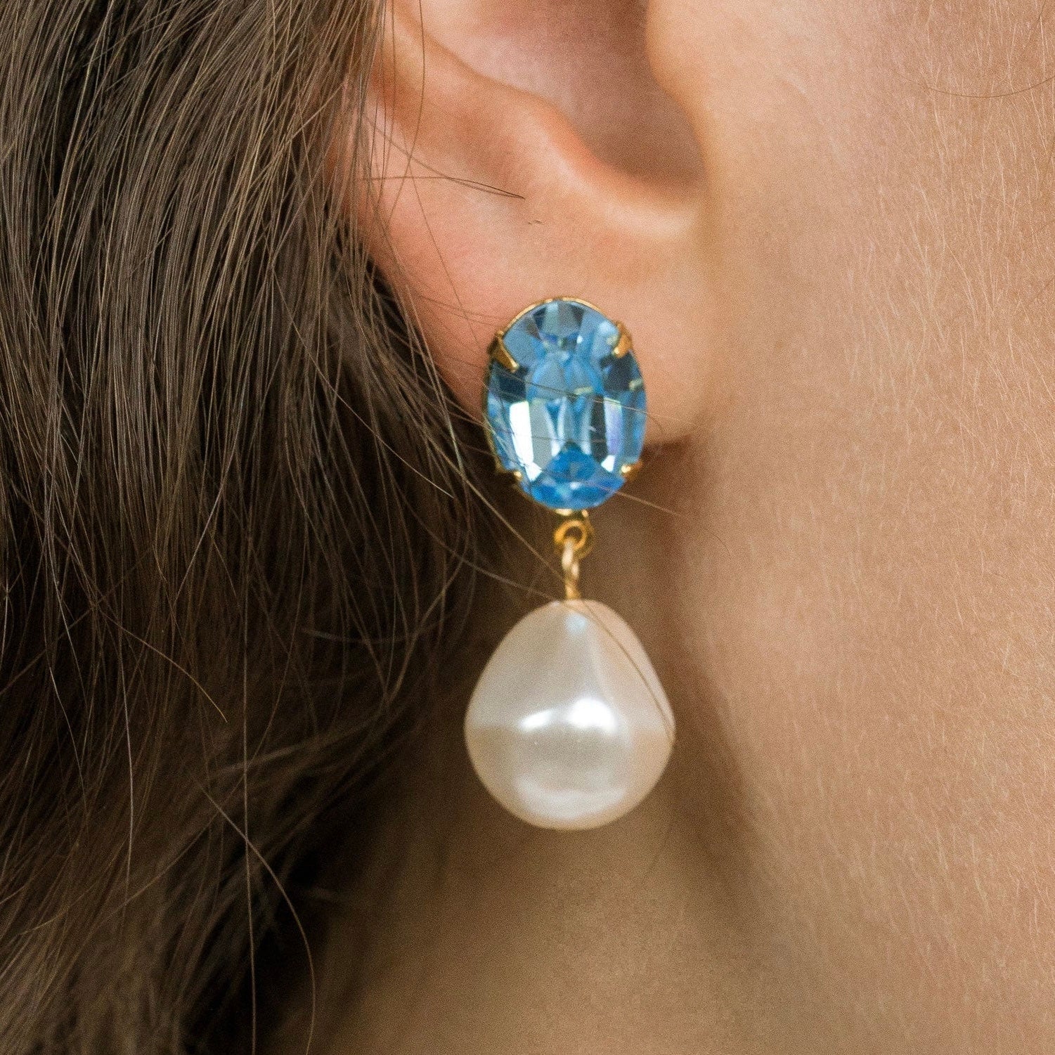 orecchino ovale con perla barocca e rifiniture oro indossato