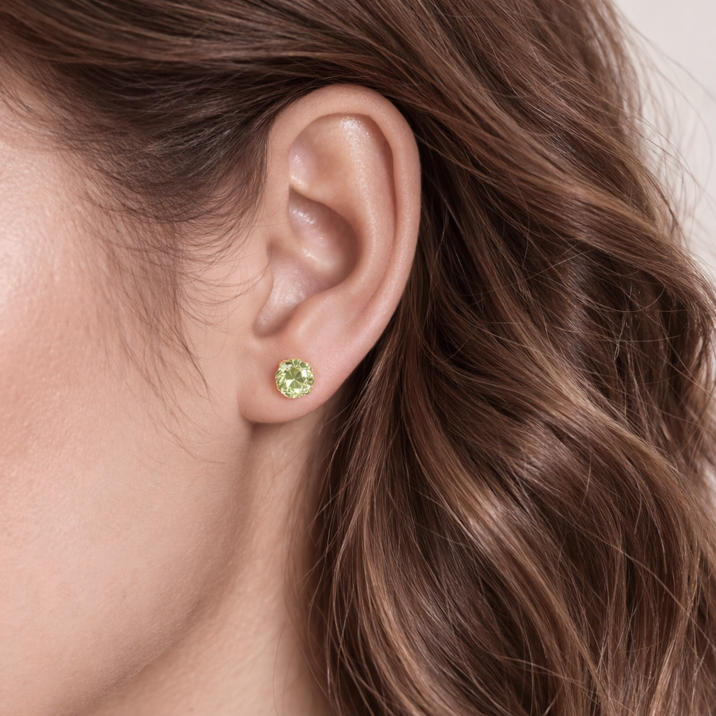 orecchino punto luce tonalità oro indossato