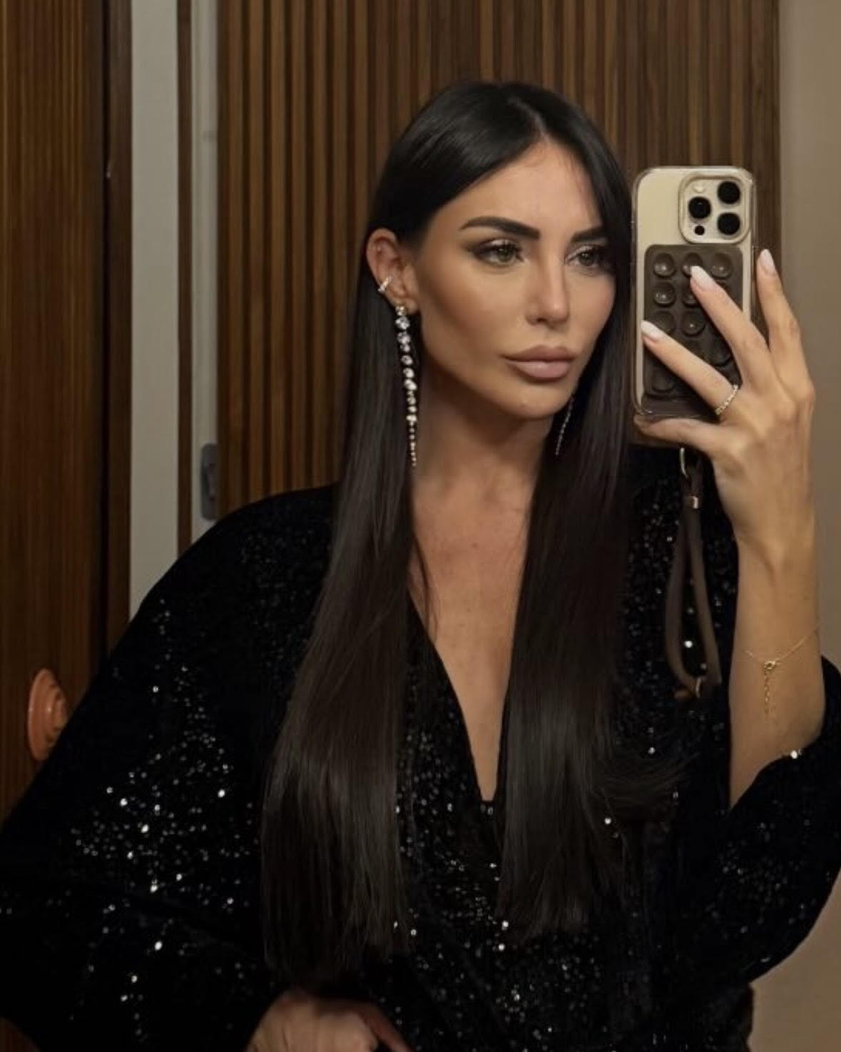 orecchini pendenti con swarovski indossati con capelli lunghi