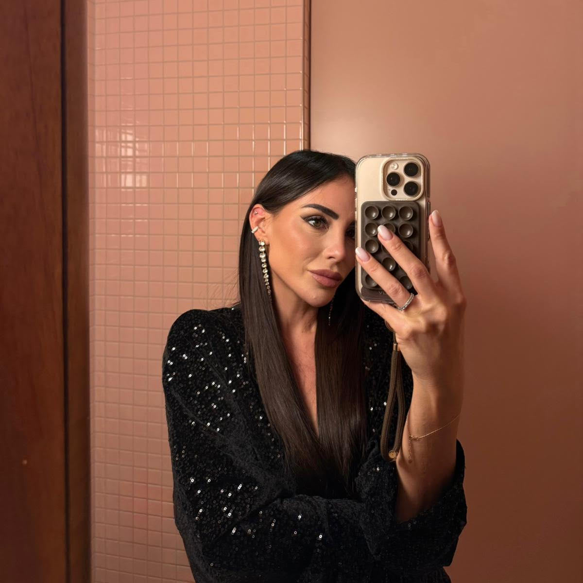 orecchini pendenti con swarovski color argento indossati