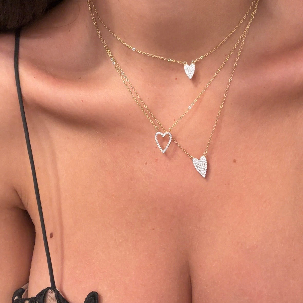 set di tre collane con cuore in pavé argento e catenina oro indossati al collo