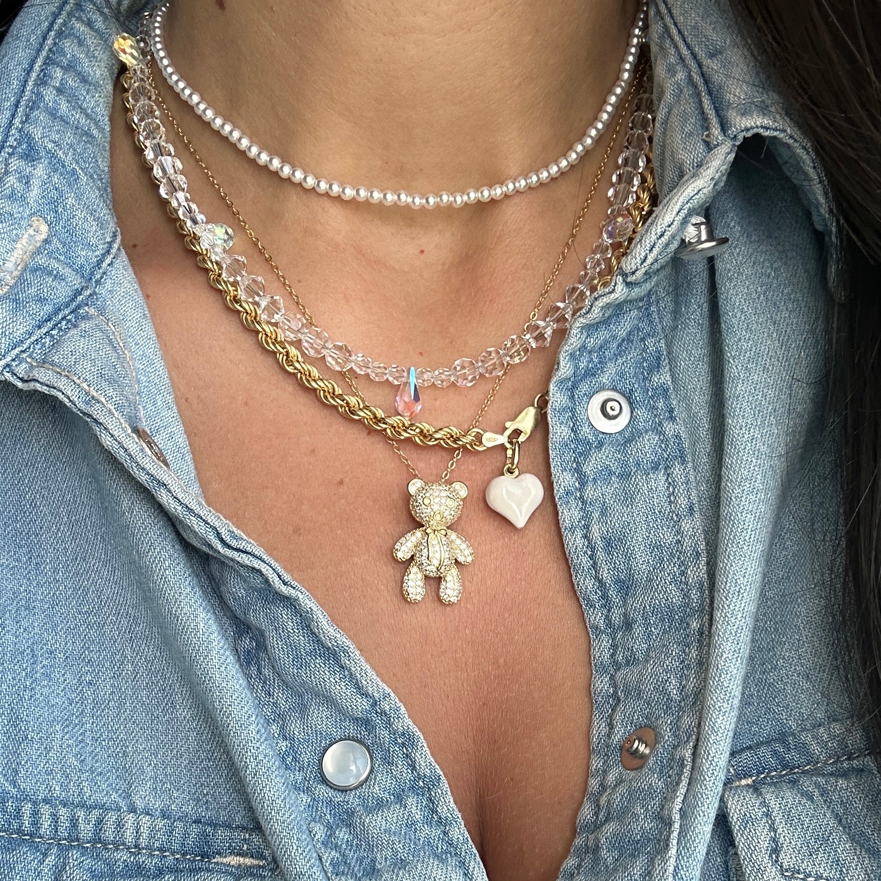 set collane indossate: teddy, collana con perline e cuore in vernice bianco