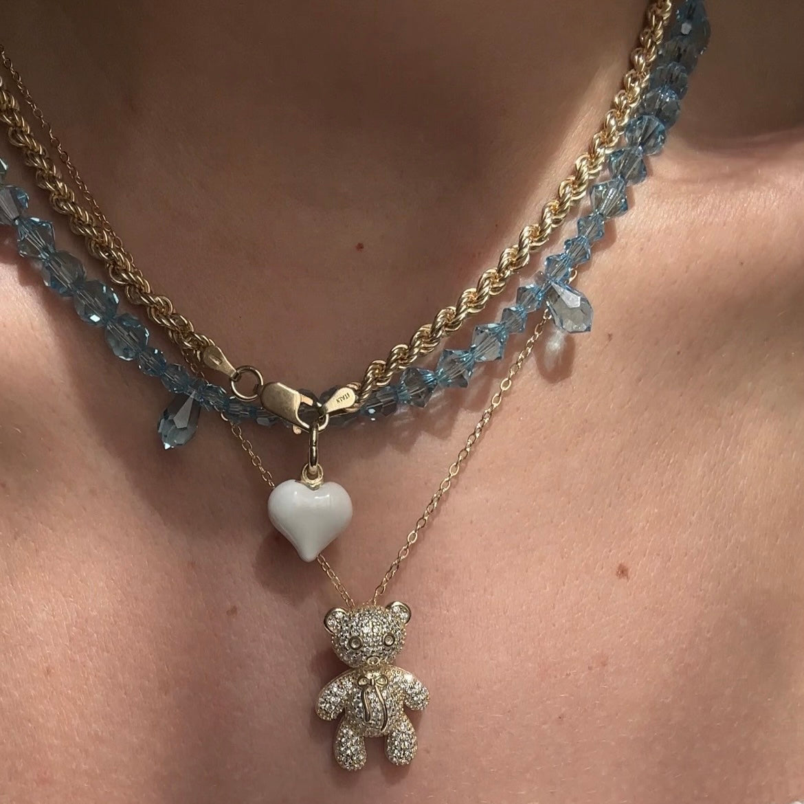 set collane mom-to-be in versione azzurro e oro indossato