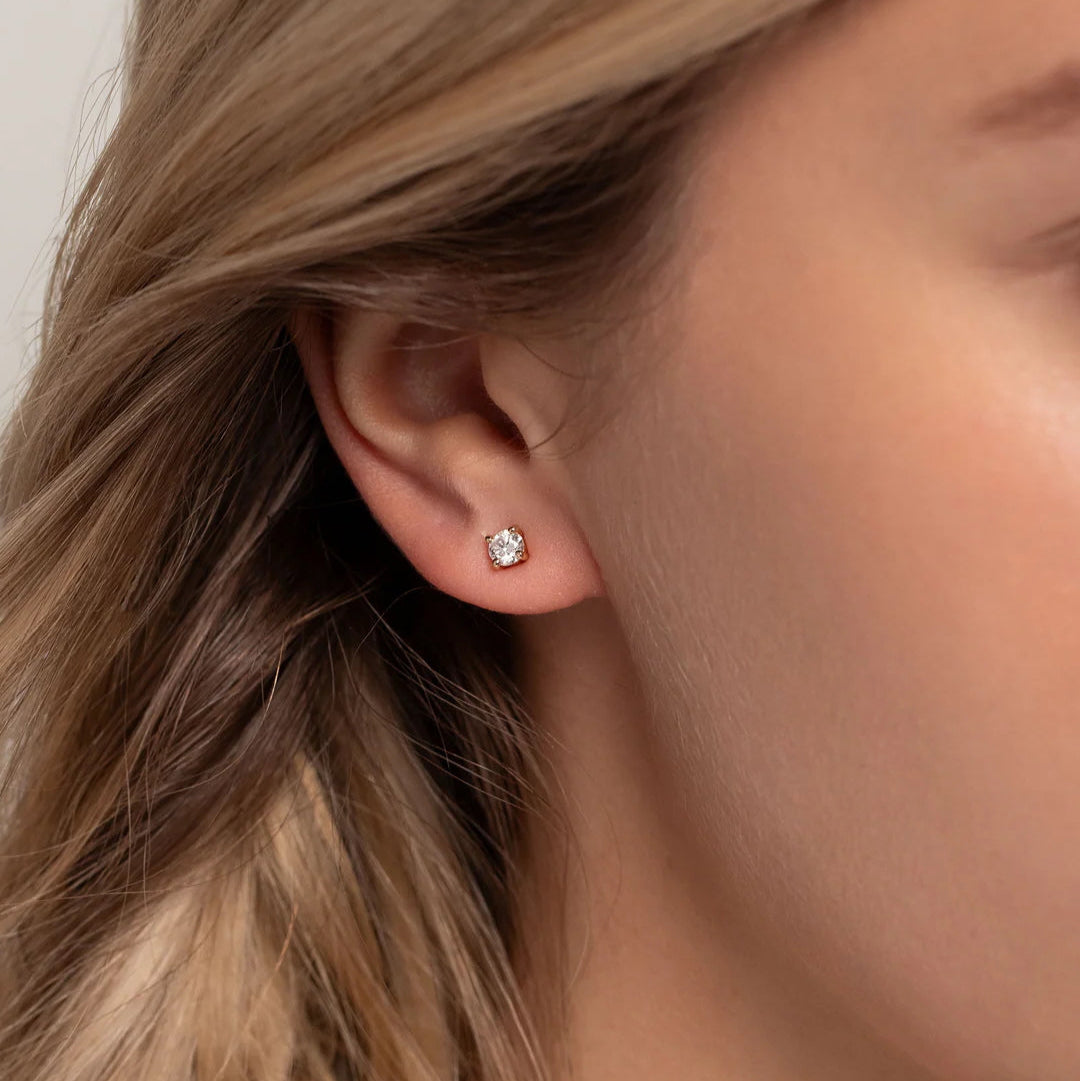 Orecchini punto luce a lobo con zirconi a perno dorati in argento 925