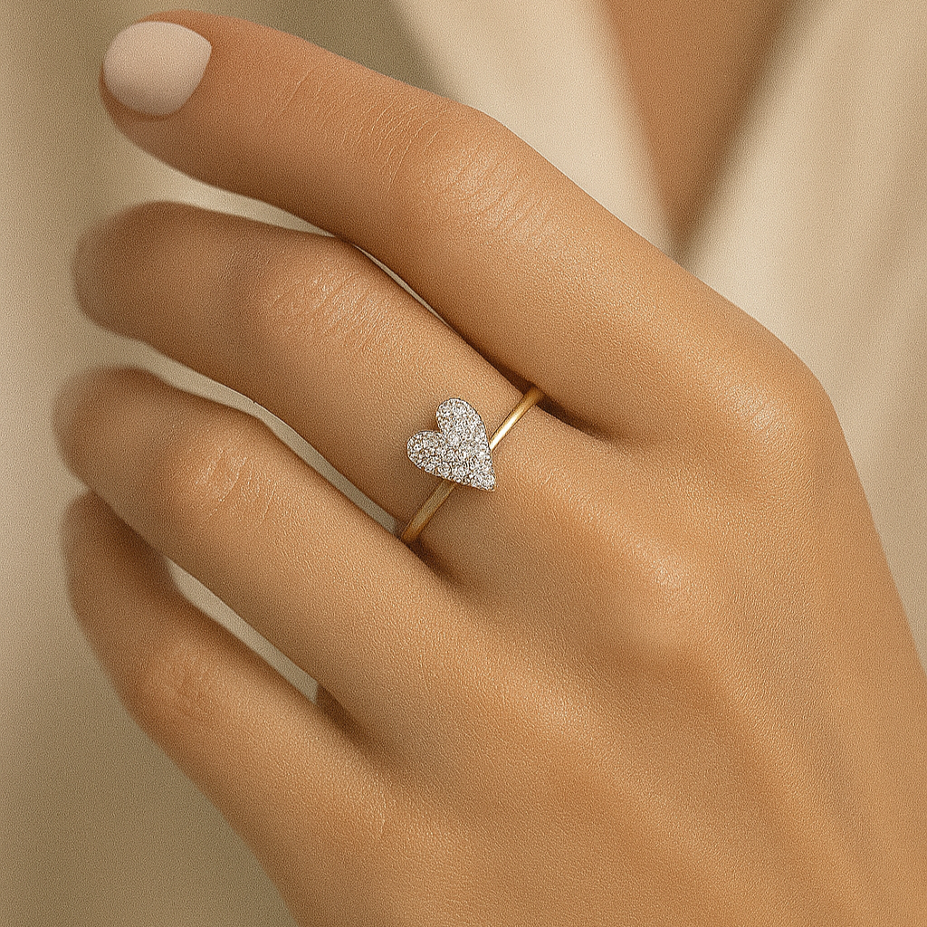 anello cuore piccolo allungato indossato in argento 925 e zirconi