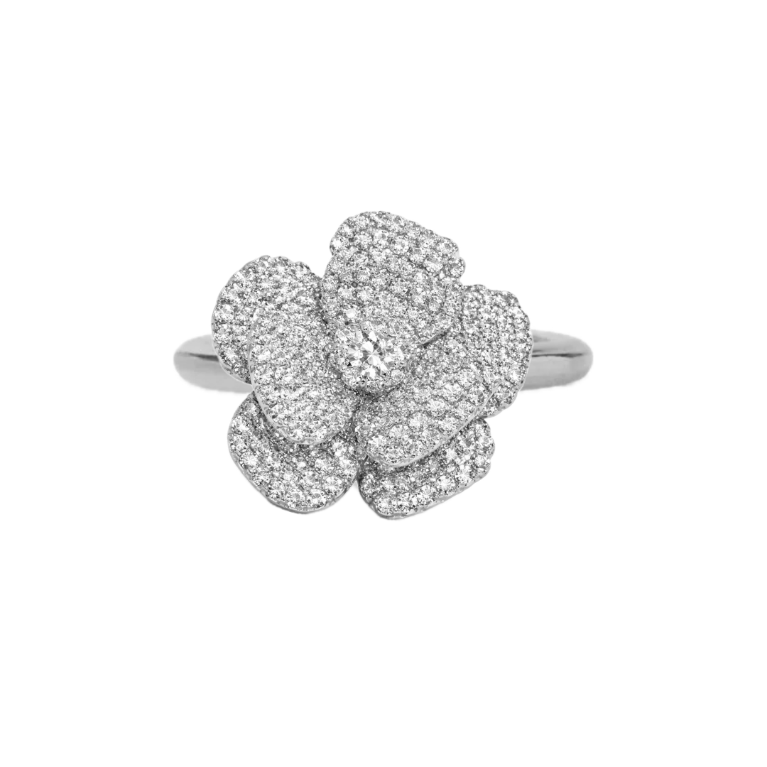 anello con fiore in argento a forma di camelia e cristalli austriaci
