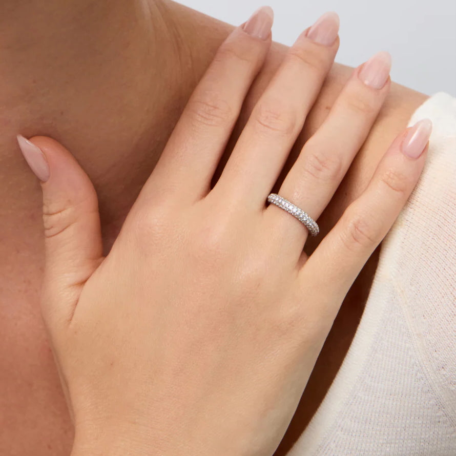 anello fede pavé di zirconi indossato in argento 925