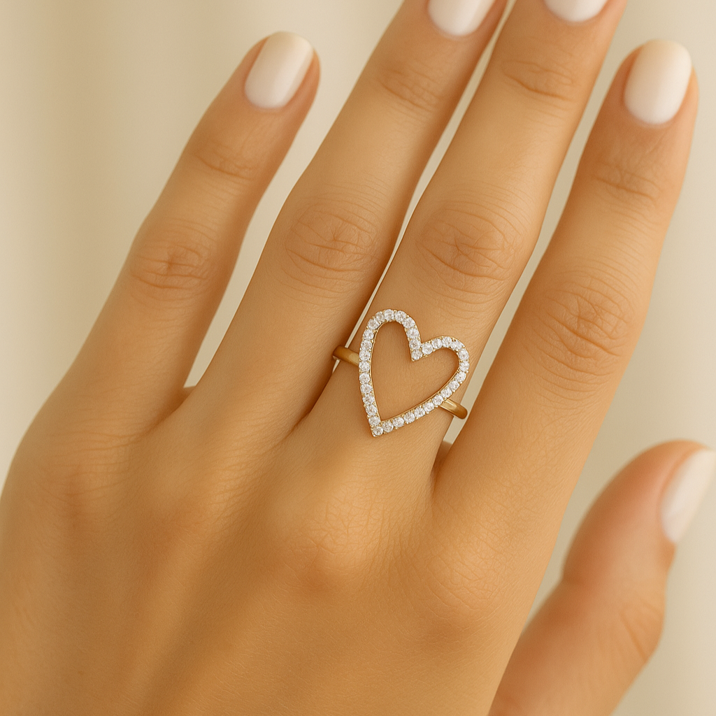 anello cuore sagoma indossato