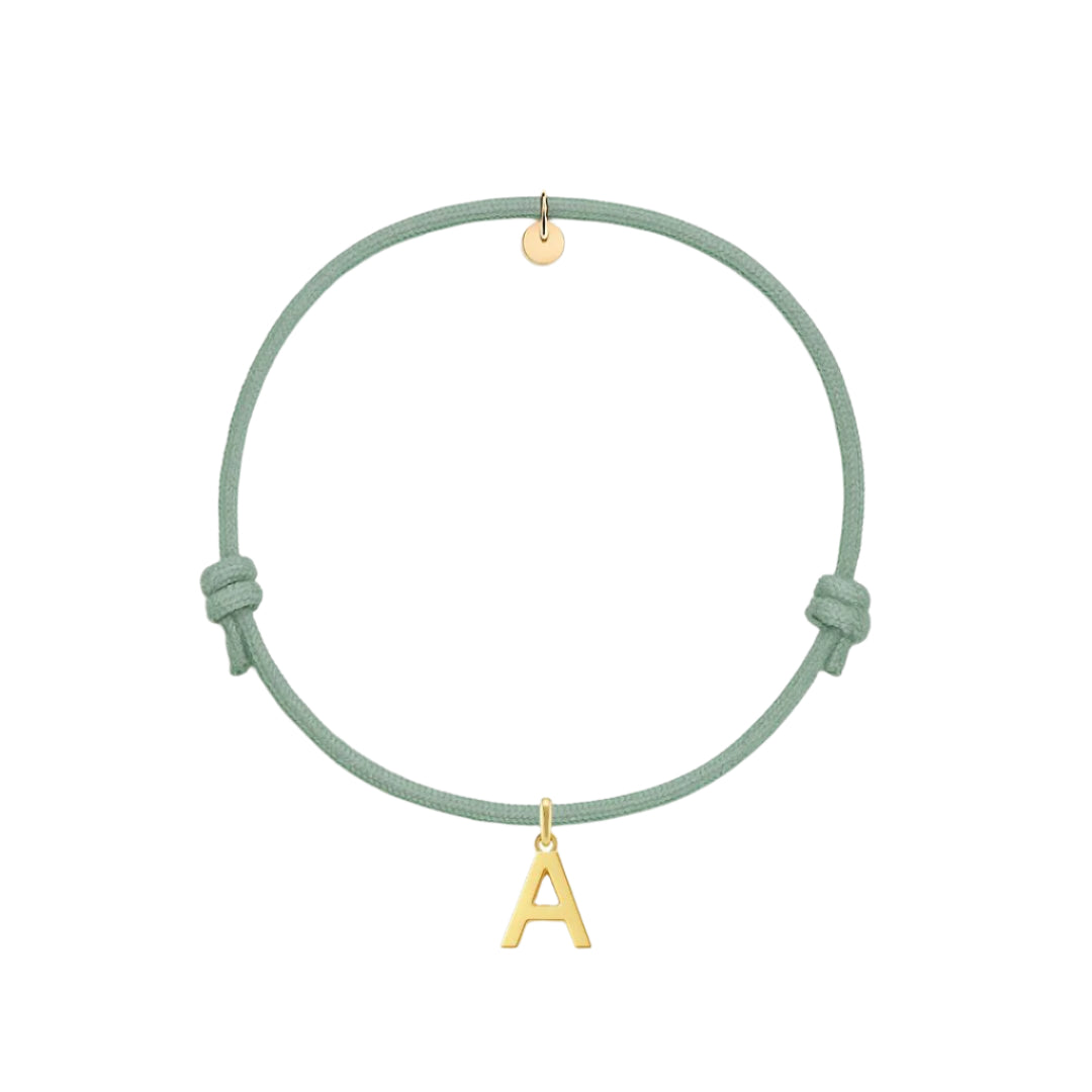 bracciale con cordino verde salvia e ciondolo a forma di lettera dorata in argento 925 personalizzabile