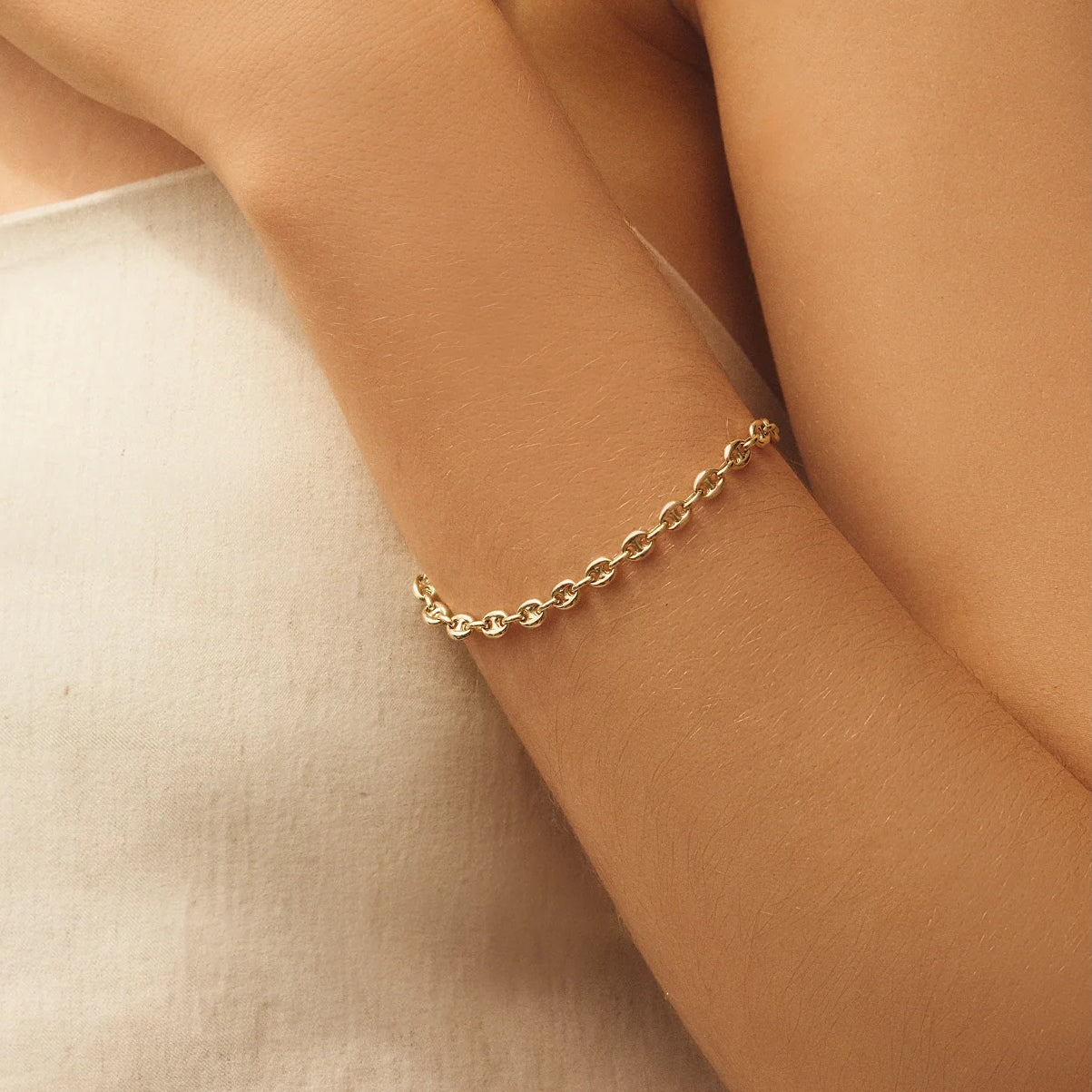 bracciale in maglia dorato indossato 