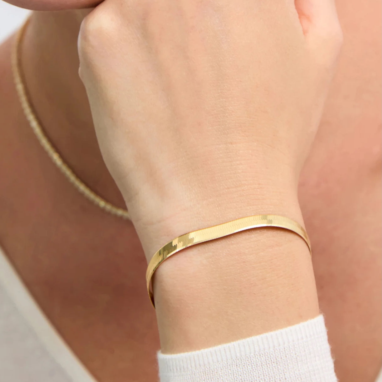 bracciale oro maglia piatta indossato