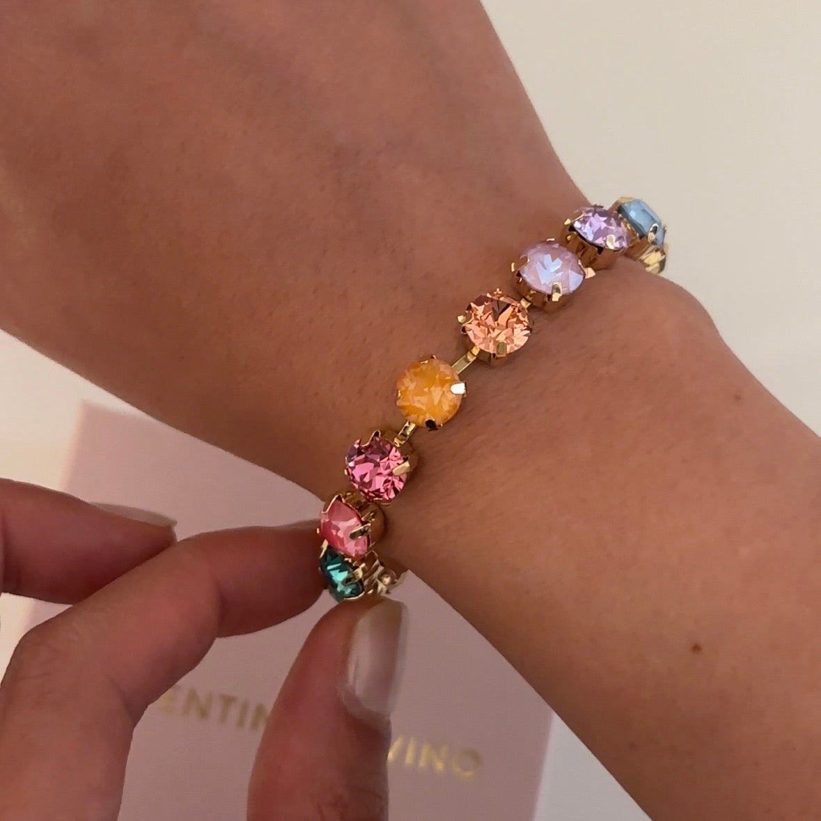 bracciale primavera multicolor indossato al polso 