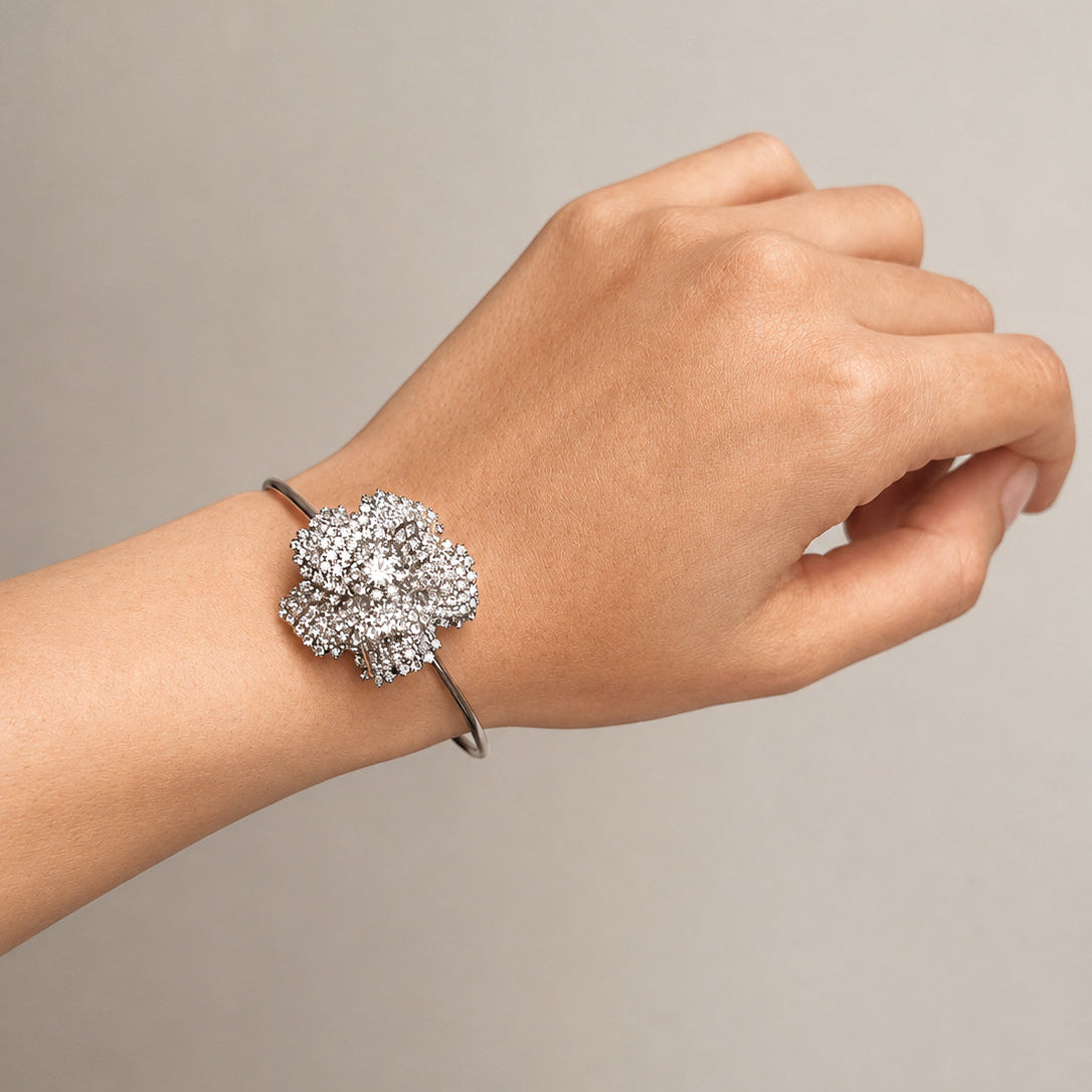 bracciale rigido in argento con fiore indossato