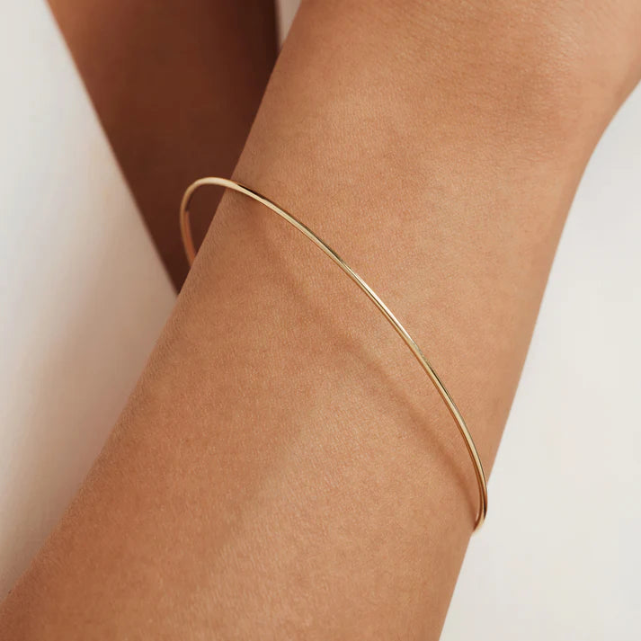 bracciale sottile in oro 9k indossato