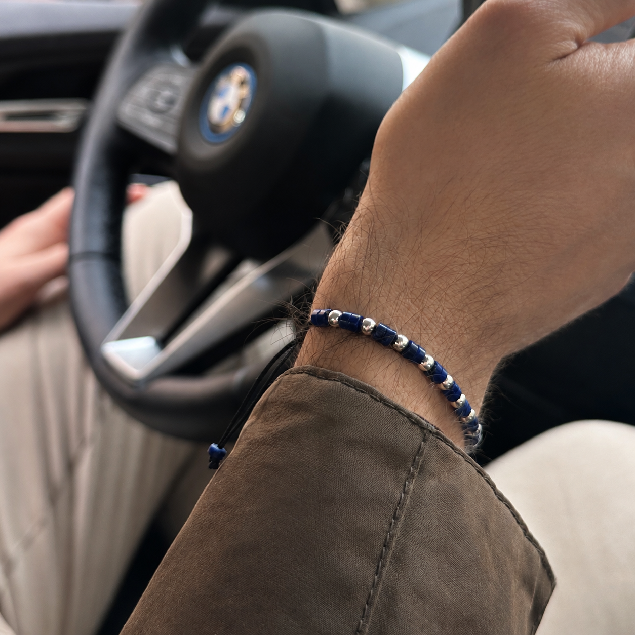 bracciale uomo indossato con pietre blu e argento 