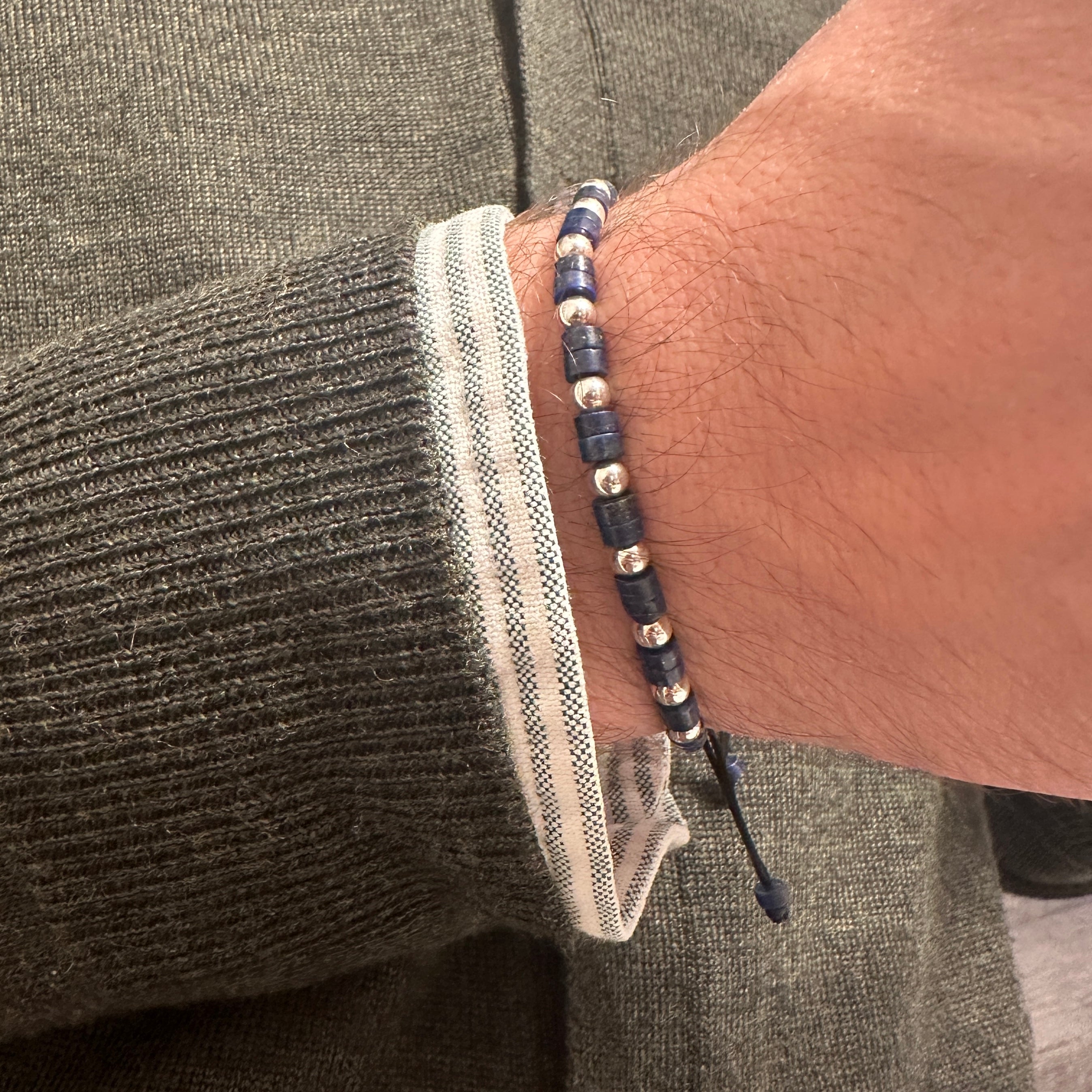 bracciale da uomo con pietre blu indossato