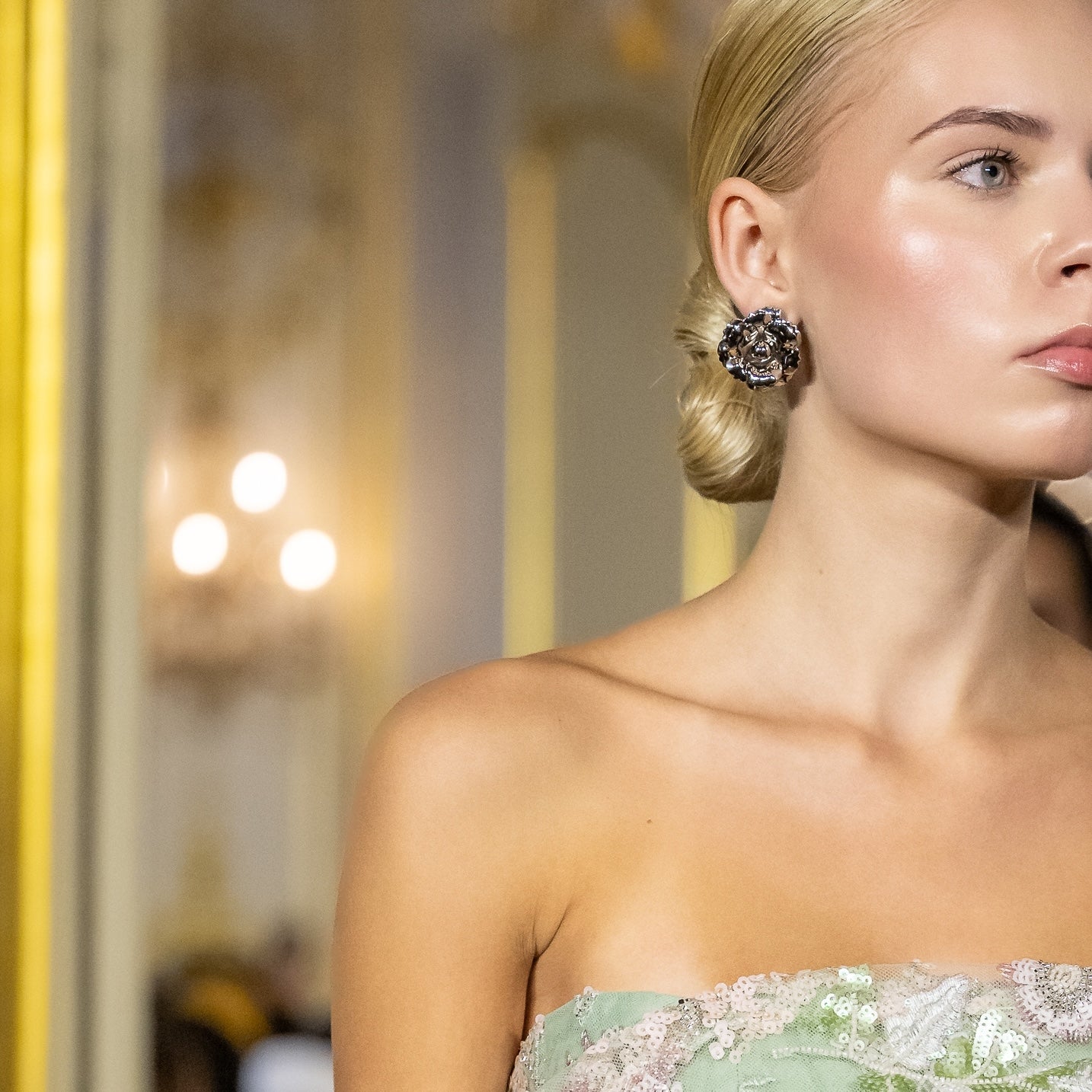 orecchino camelia versione argento indossata con i capelli raccolti