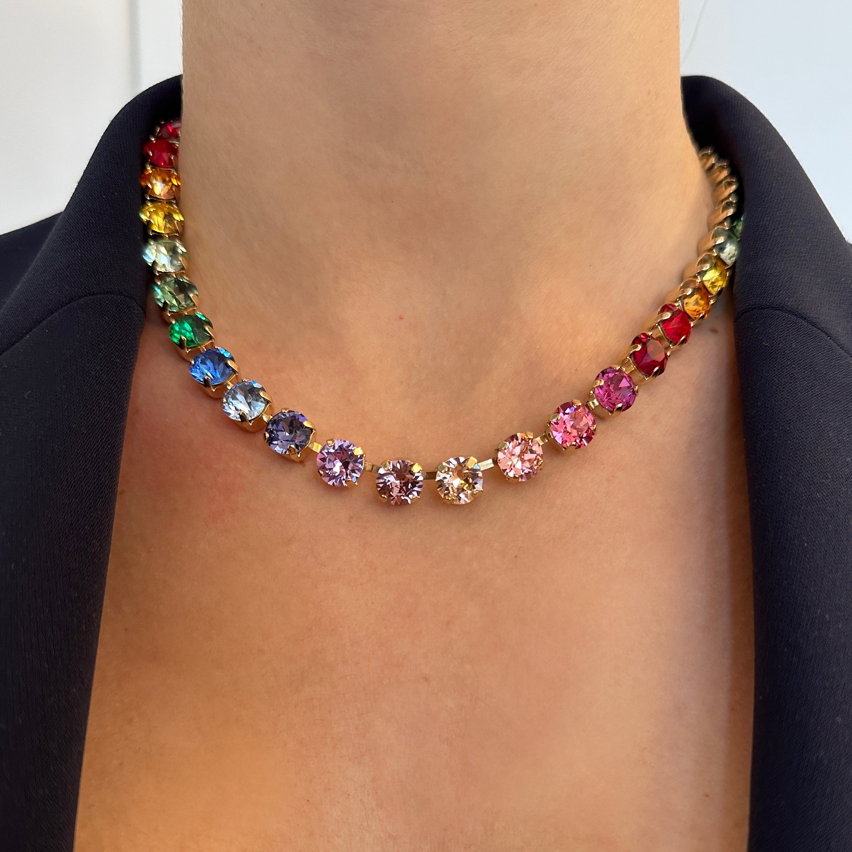 collana arcobaleno in swarovski indossata al collo elegante