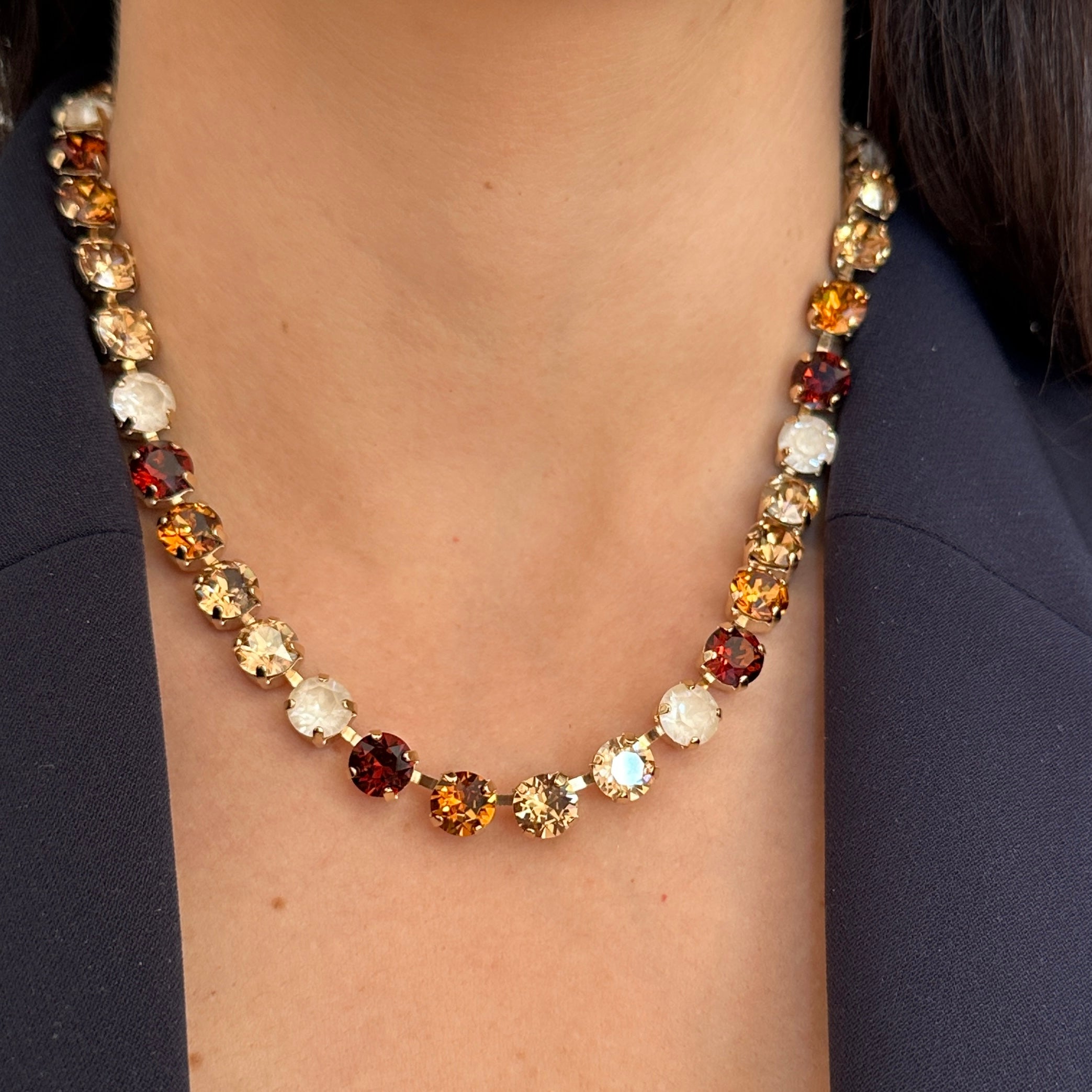 collana armocromia autunno indossata al collo con blazer nero 