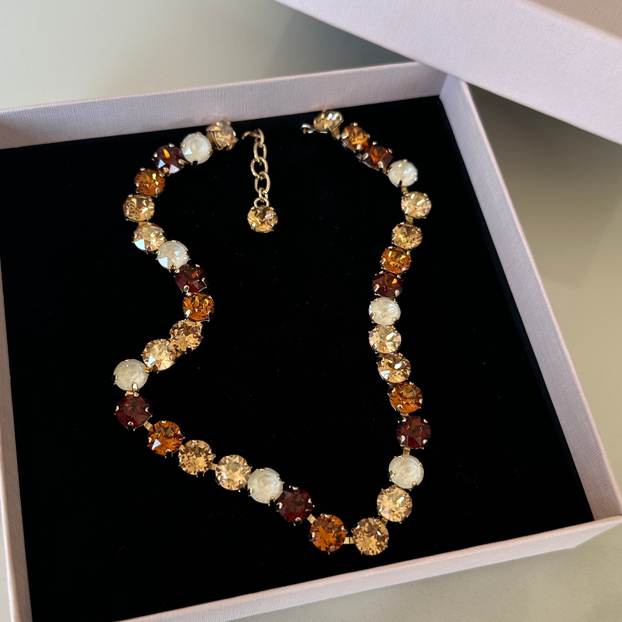 collana armocromia stagione autunno con cristalli multicolor e dettagli oro