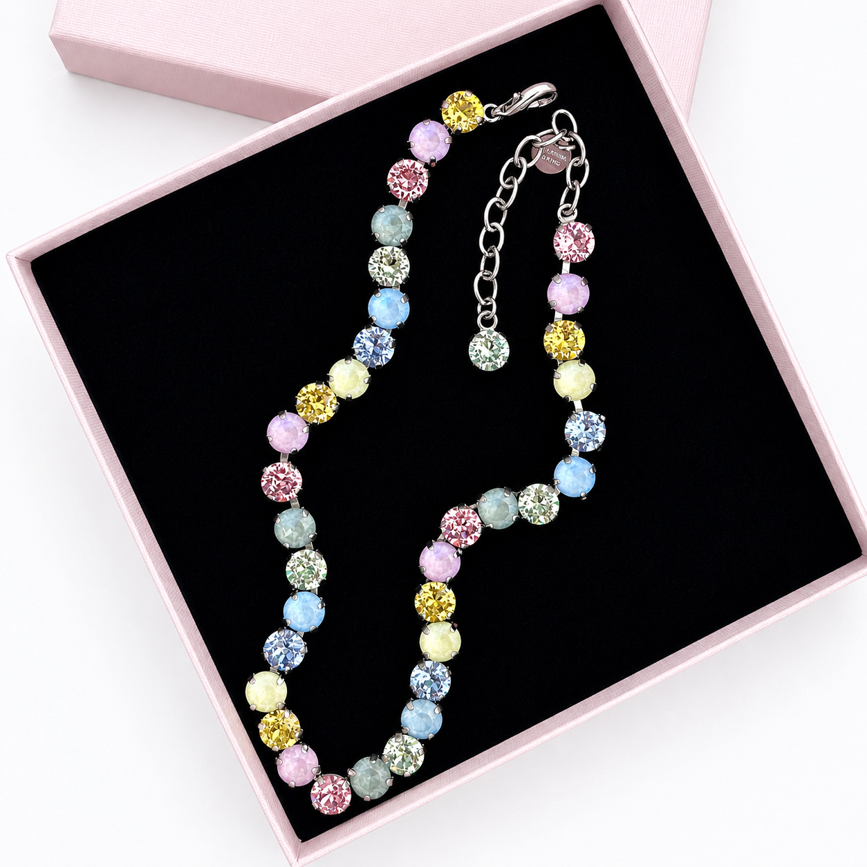 collana armocromia estate con chiusura argento in packaging rosa