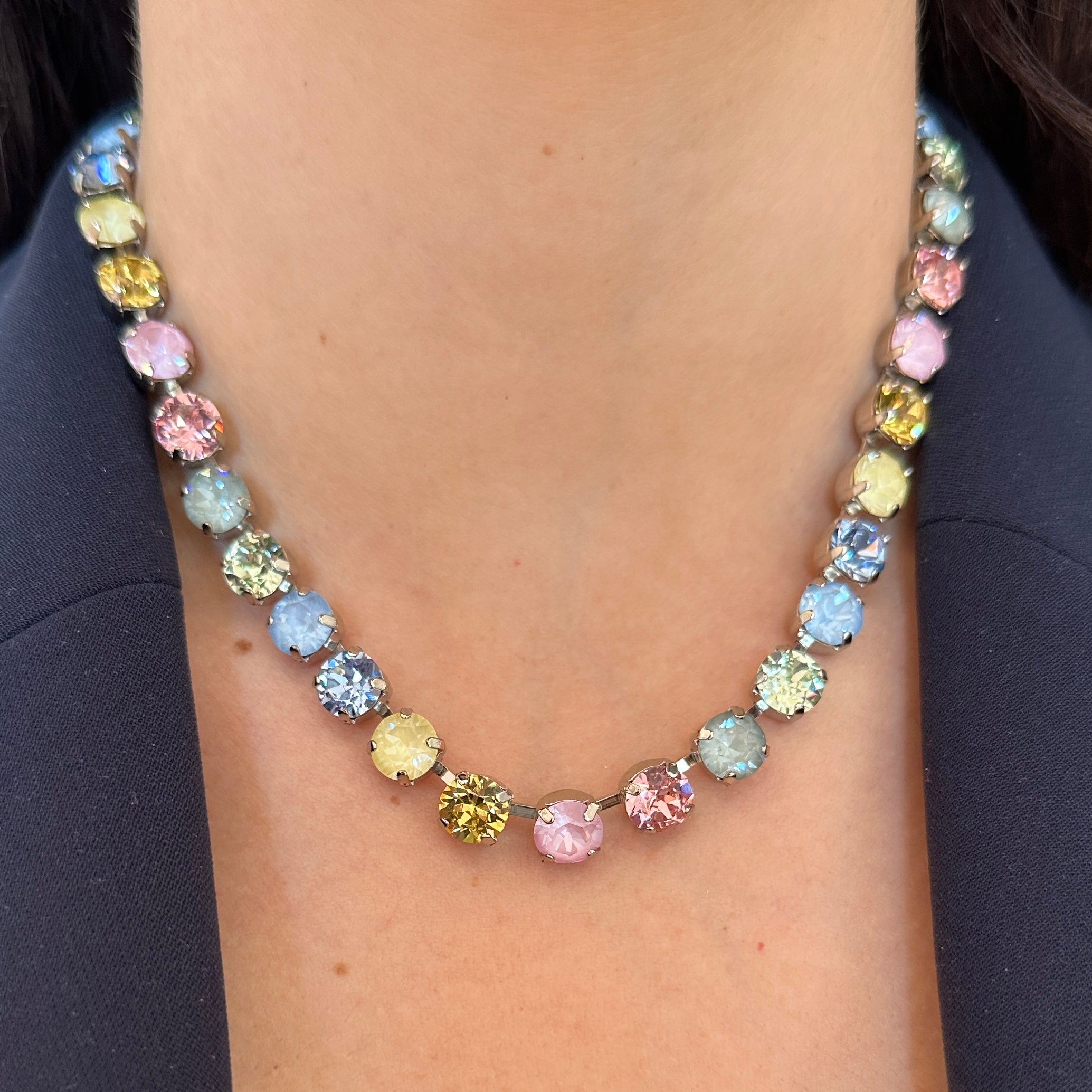 collana armocromia estate indossata con blazer 