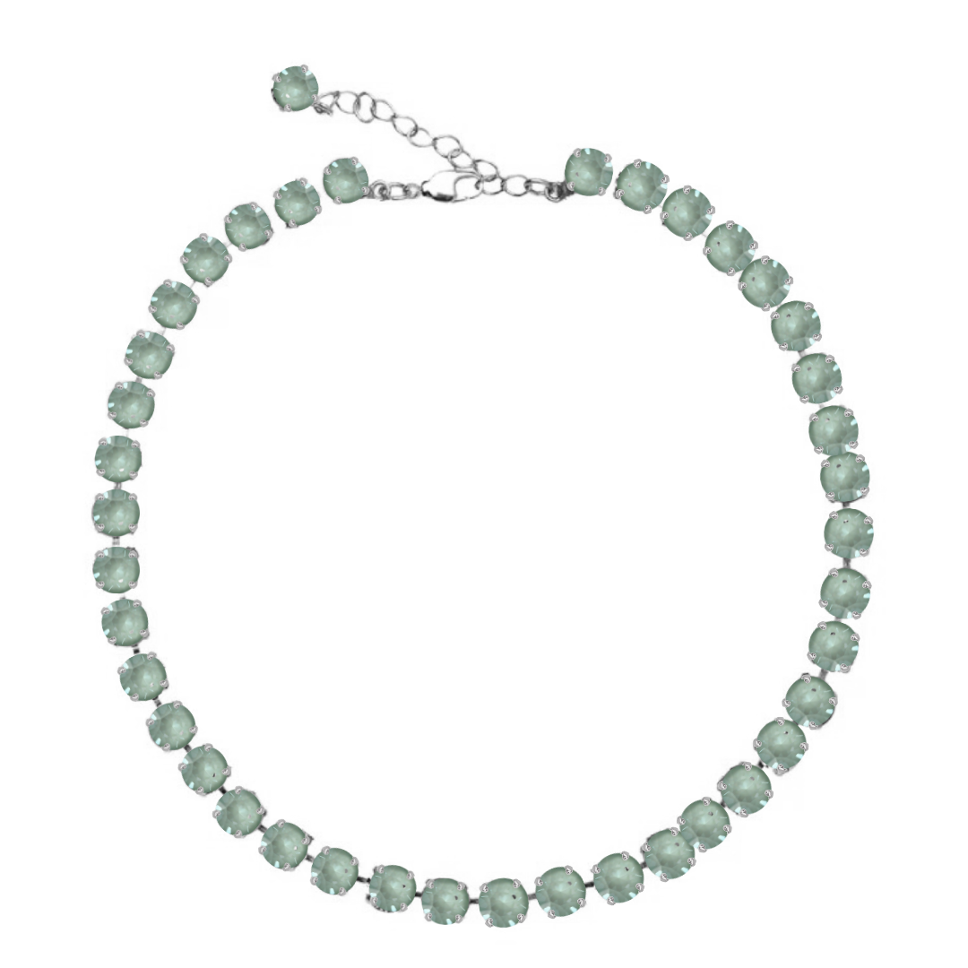 collana armocromia estate con cristalli verde salvia e rifiniture argento 