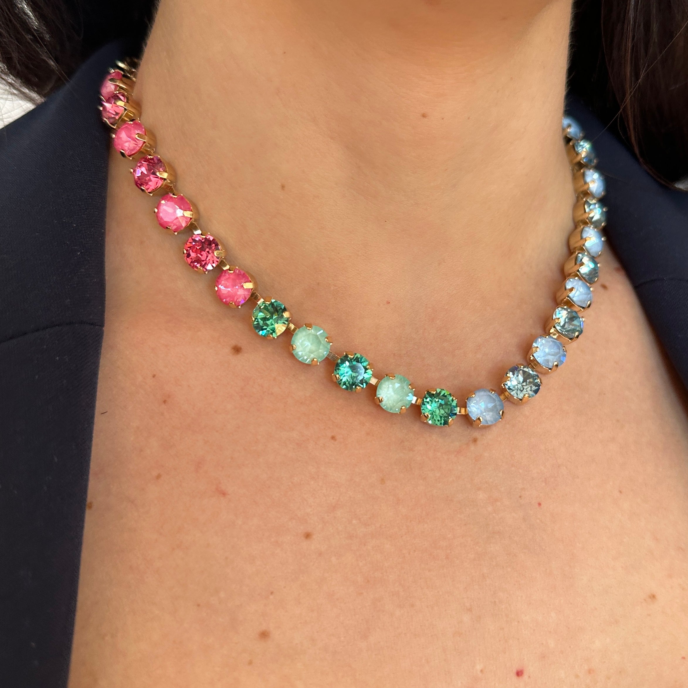 collana indossata al collo con dettaglio di colori vivaci
