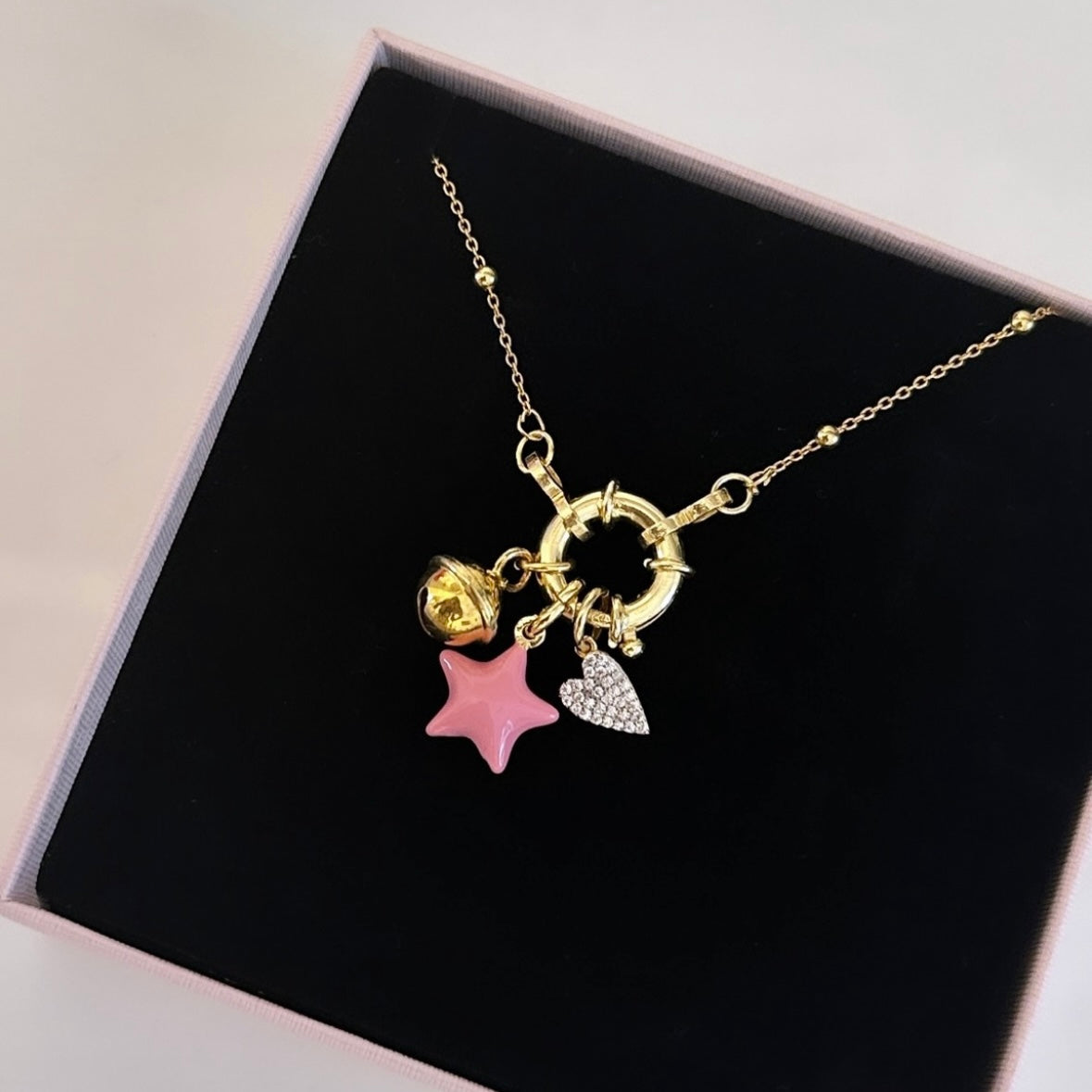 collana con moschettone grande componibile e vari ciondoli dorati in argento 925, ciondolo cuore pavé zirconi, ciondolo sella smaltata, ciondolo campanella dorata portafortuna