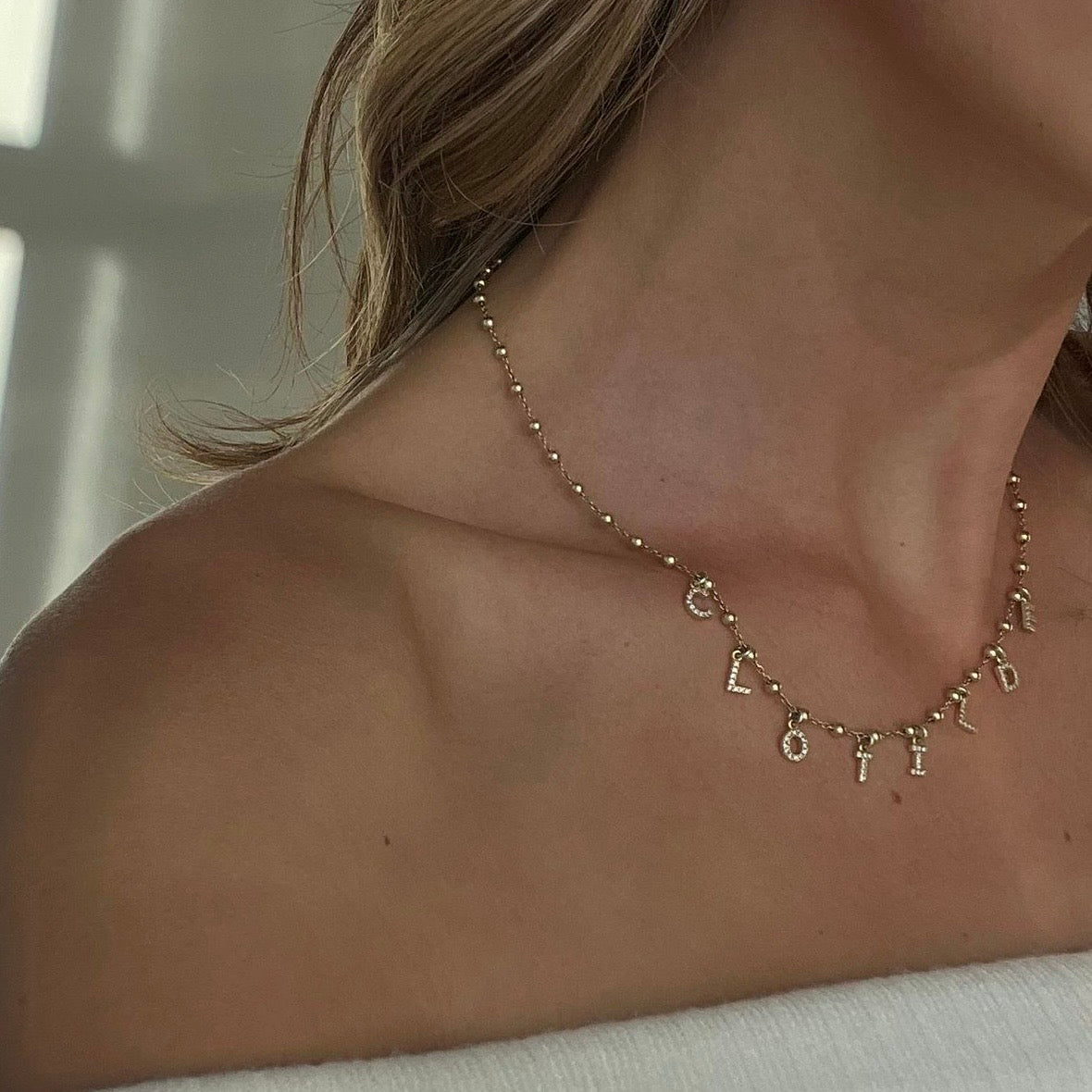 collana oro con nome personalizzato per i tuoi cari indossata al collo