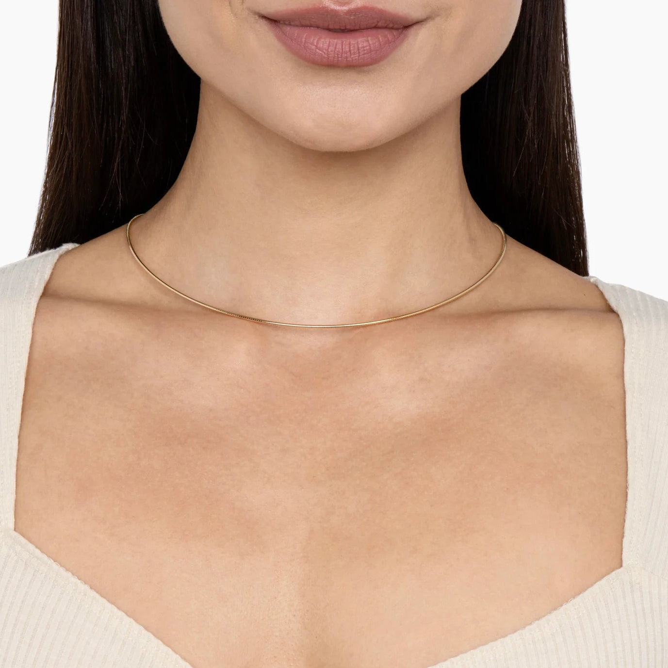 collana dorata sottile rigida indossata in argento 925