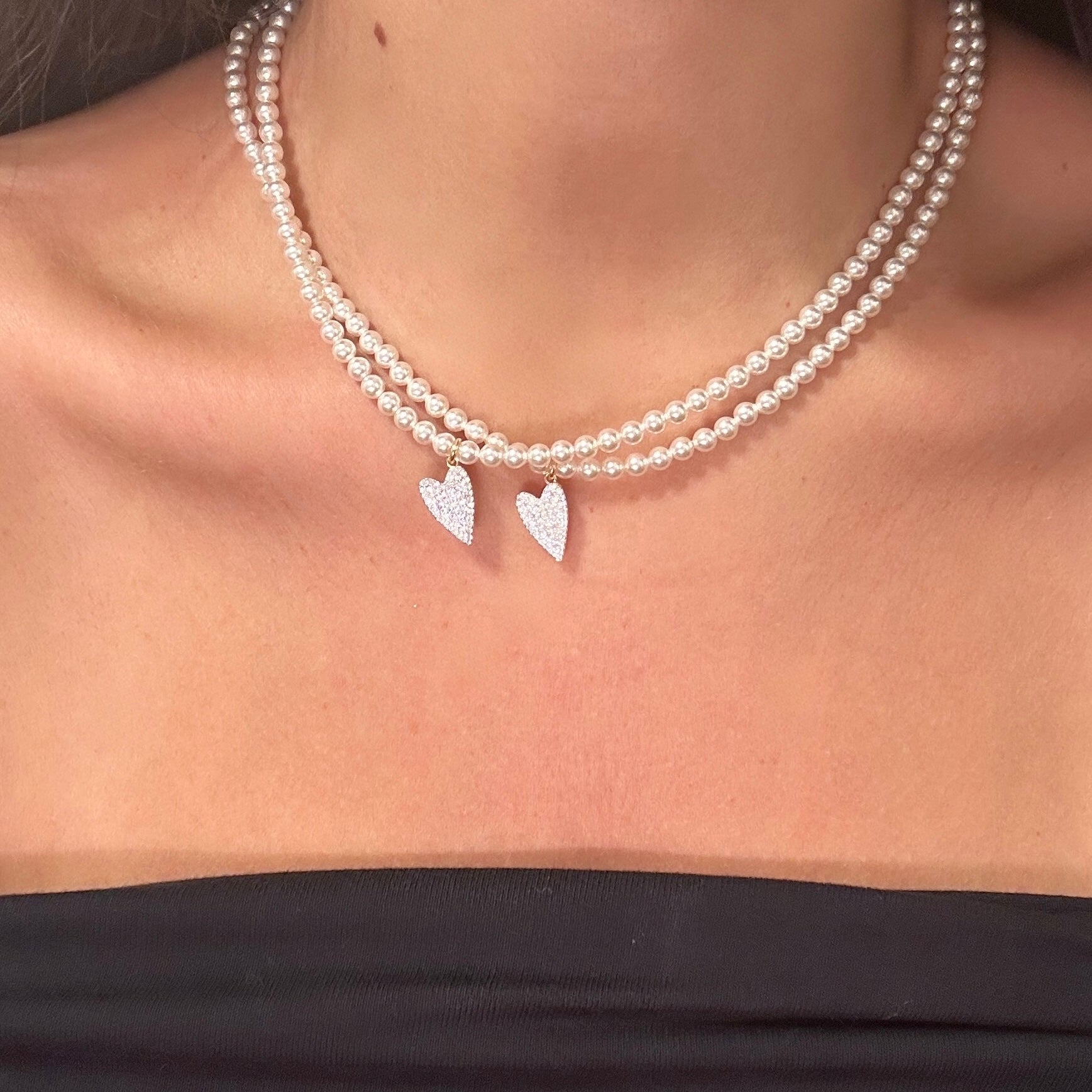 set di due choker di perle con ciondolo cuore con Swarovski indossato