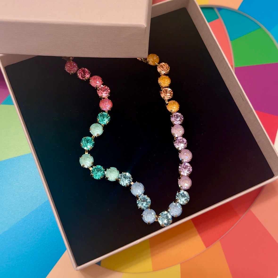 collana stagione primavera versione multicolore nel packaging