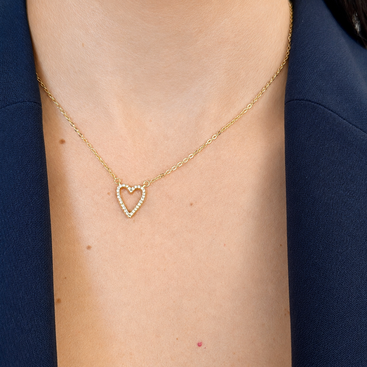 collana con sagoma di cuore in versione oro indossata