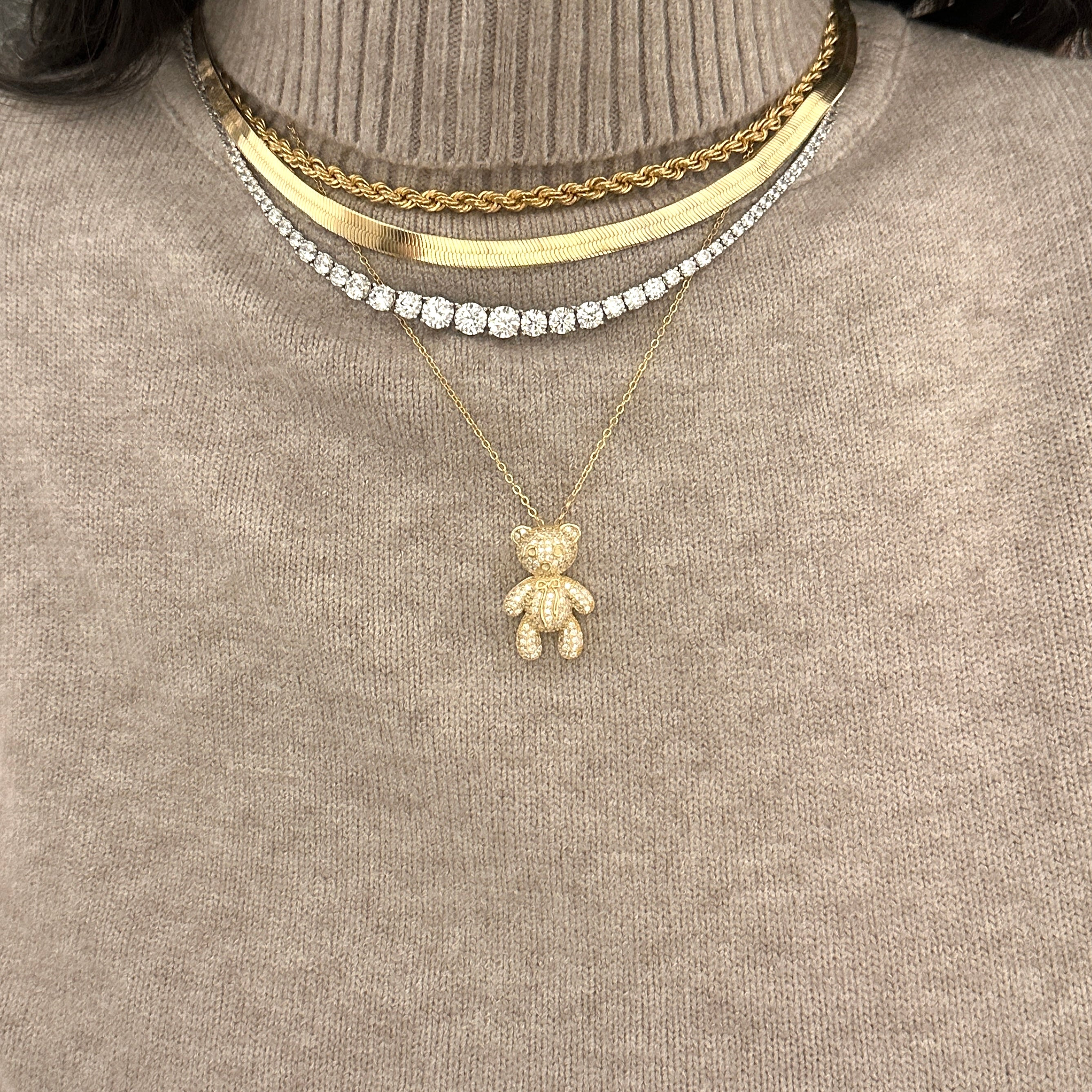 collana ciondolo teddy con fiocco in argento 925 e zirconi indossata