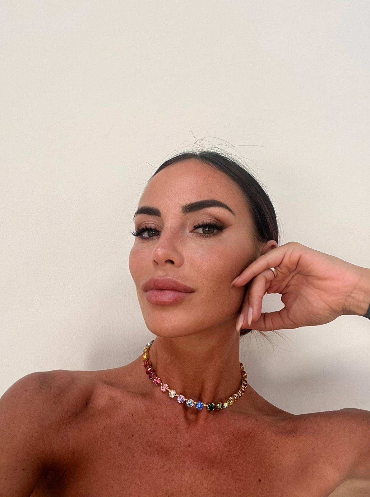 collana tennis color arcobaleno indossata