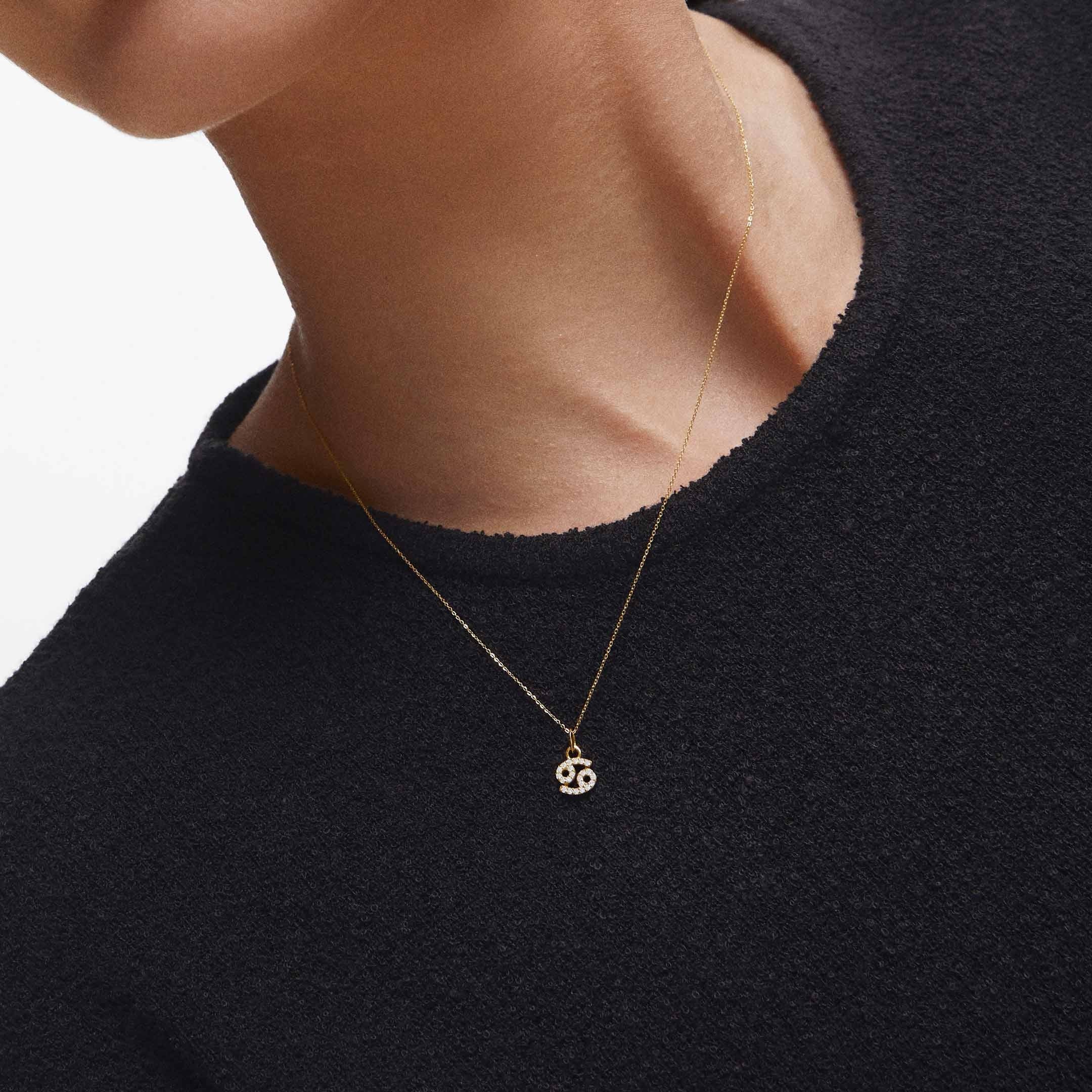 catenina con ciondolo segno zodiacale indossato in argento 925 e zirconi