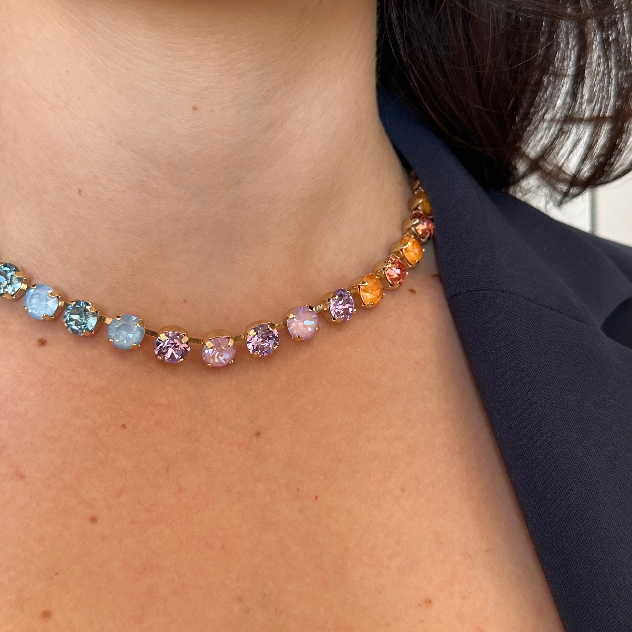 dettaglio della collana primavera indossata al collo 
