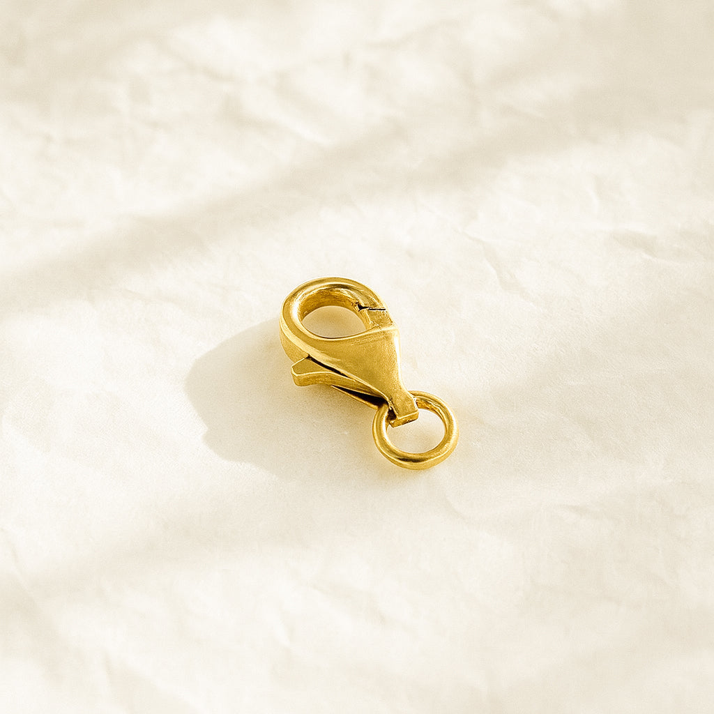 dettaglio moschettone oro