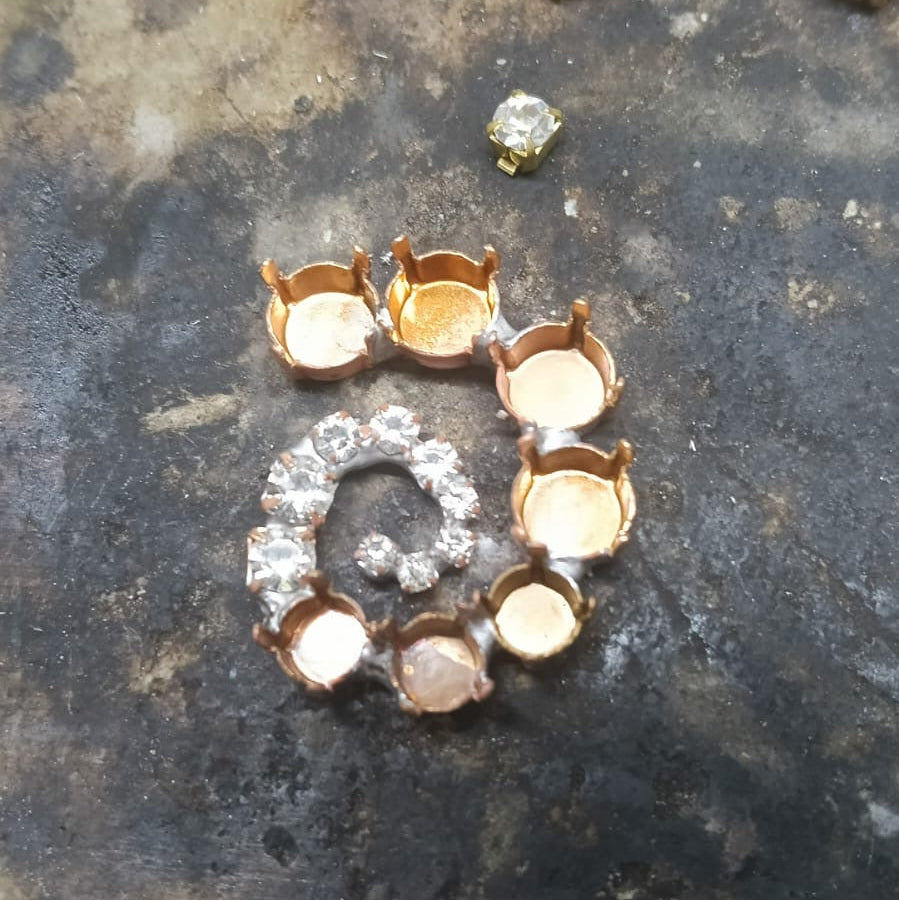 come nasce un orecchino fatto a mano da sposa con swarovski