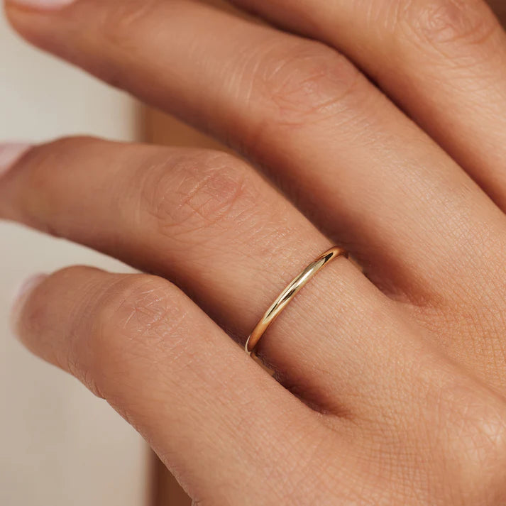 ferma anello dorato in argento 925 indossato