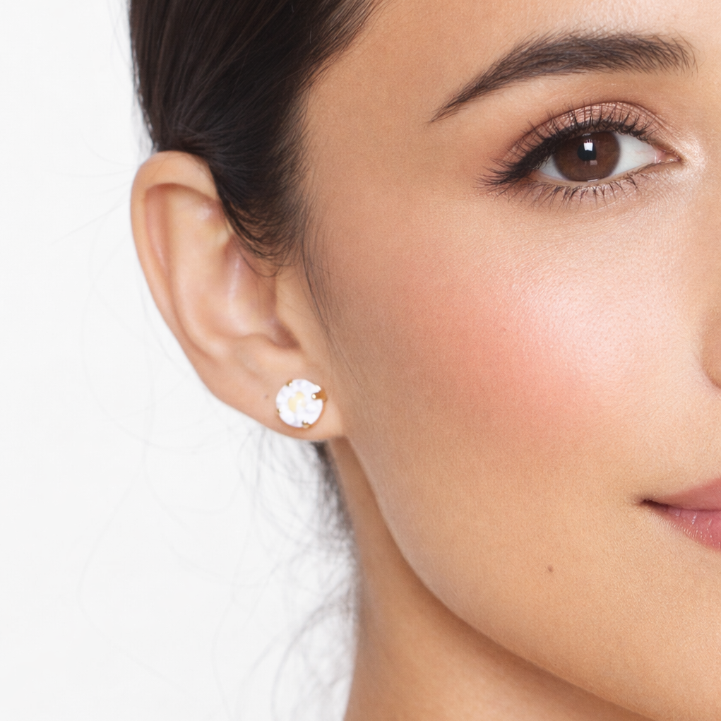 orecchini per armocromia inverno indossati e punti luce luminosi