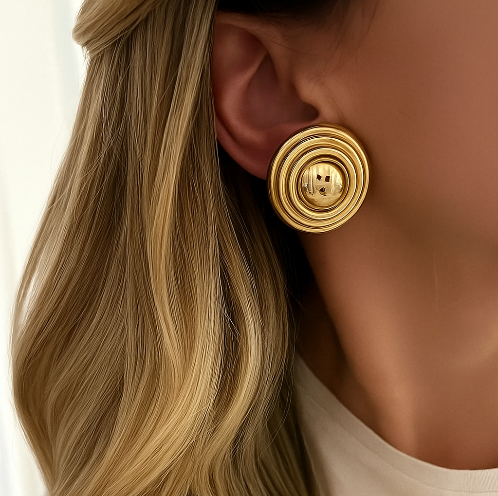 orecchini bottone vintage oro indossati