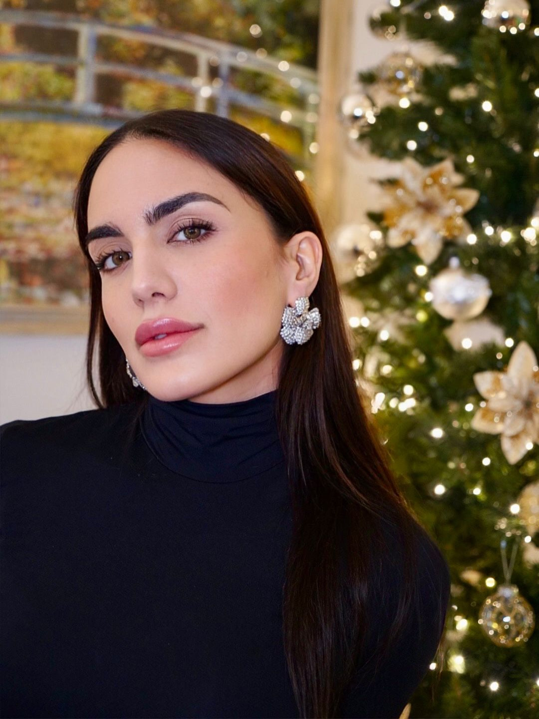 orecchini camelia a fiore indossati color argento con swarowski