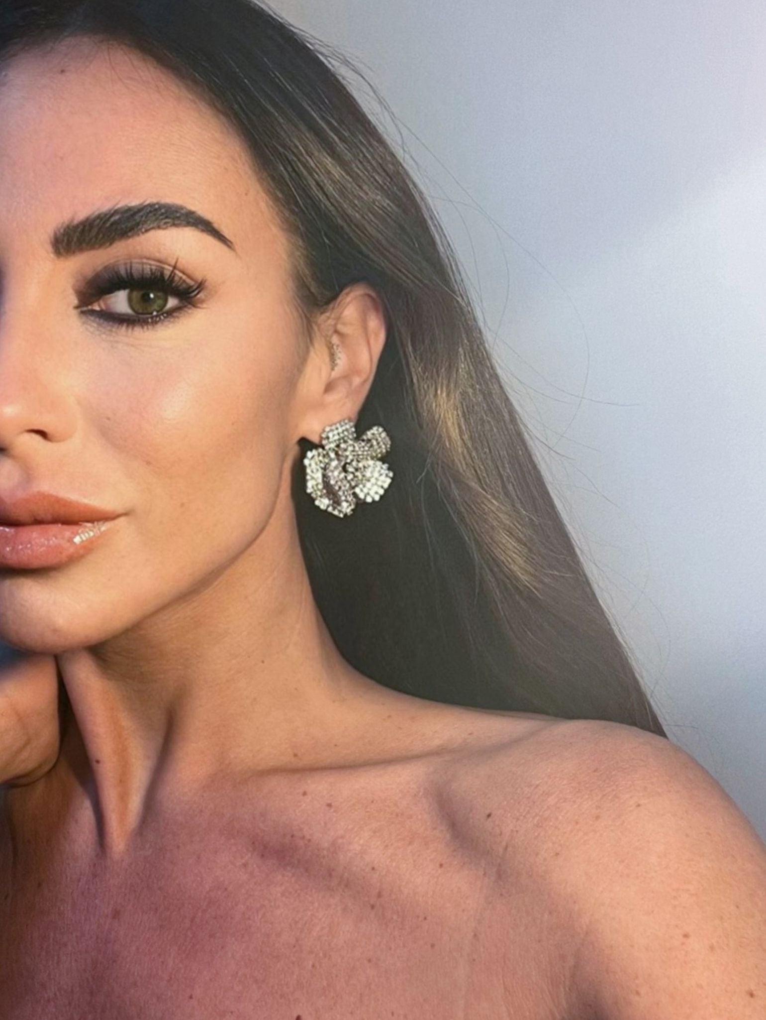 orecchini camelia indossati con swarowski uminosi in versione argento