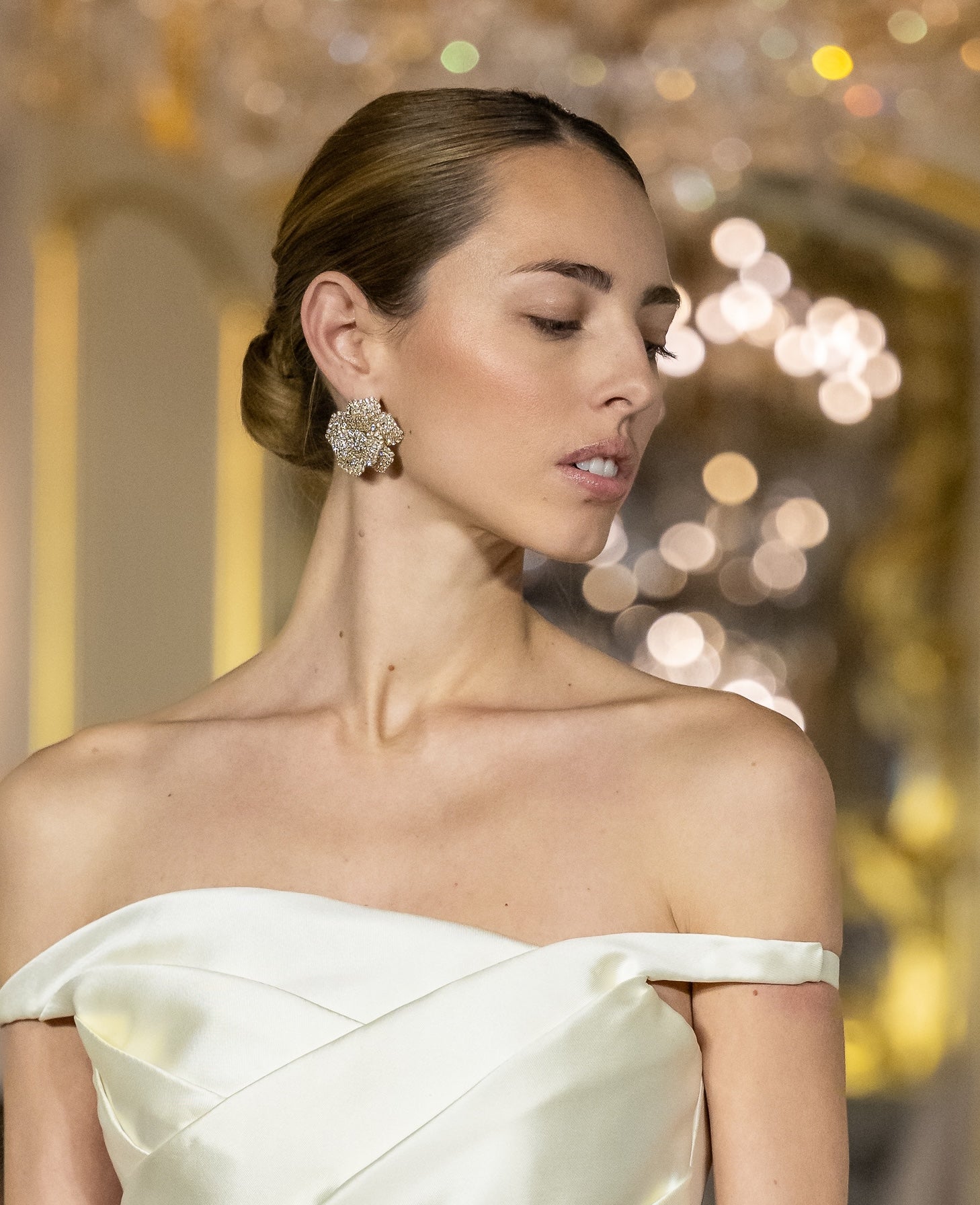 orecchini camelia luminosi di swarowski in versione oro indossati da modella